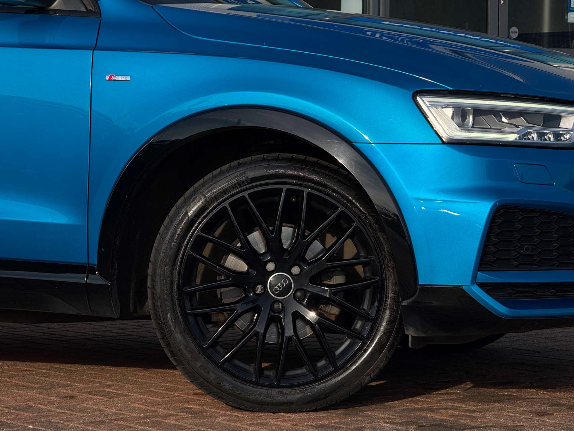 Audi Q3 view 11