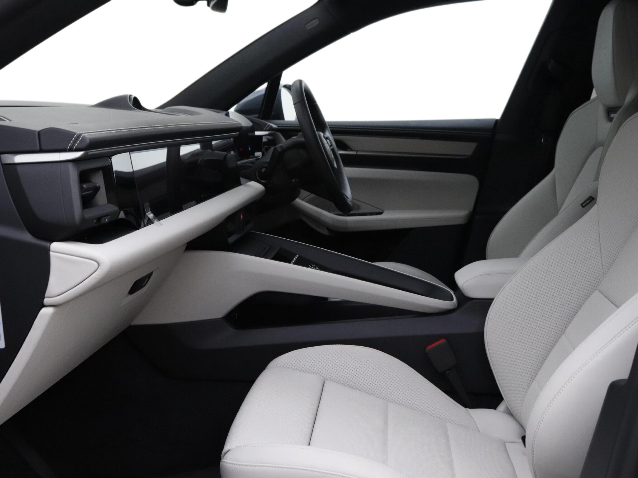 Porsche Macan view 11