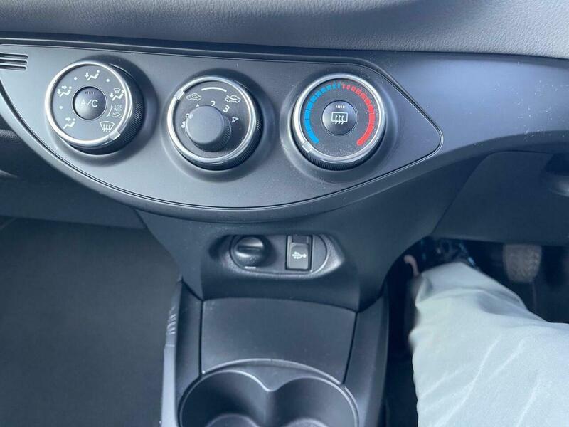 2017 Toyota Yaris 1.5 VVT-i Icon Euro 6 5dr • 37,180 miles image 38