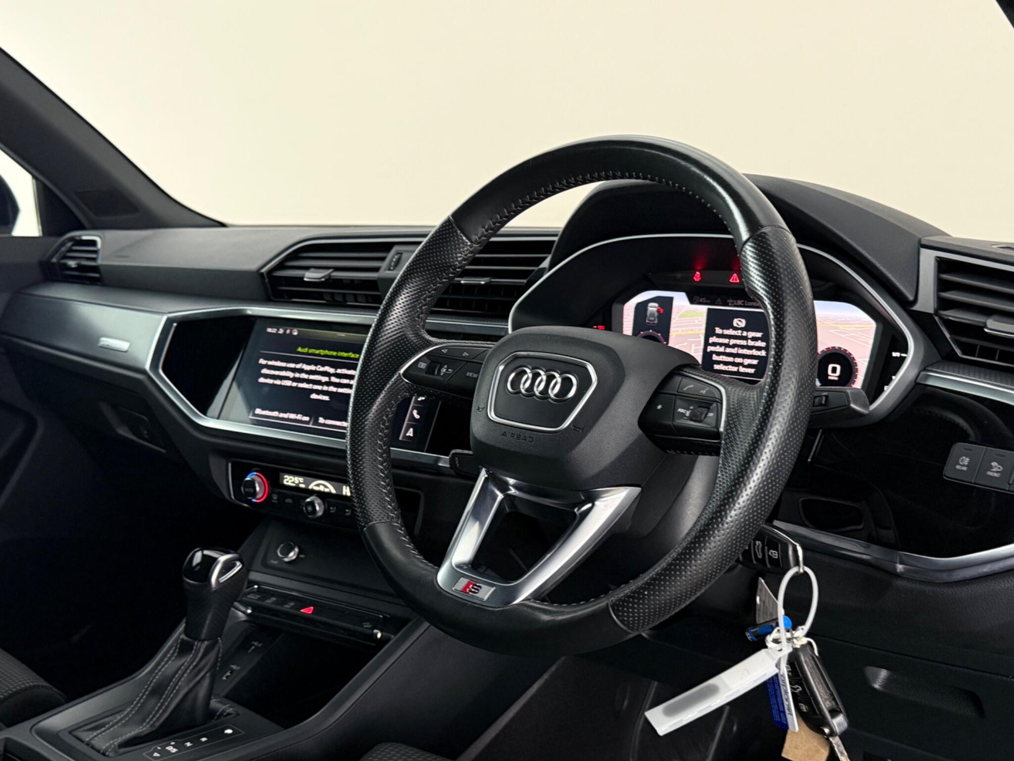 Audi Q3 view 3