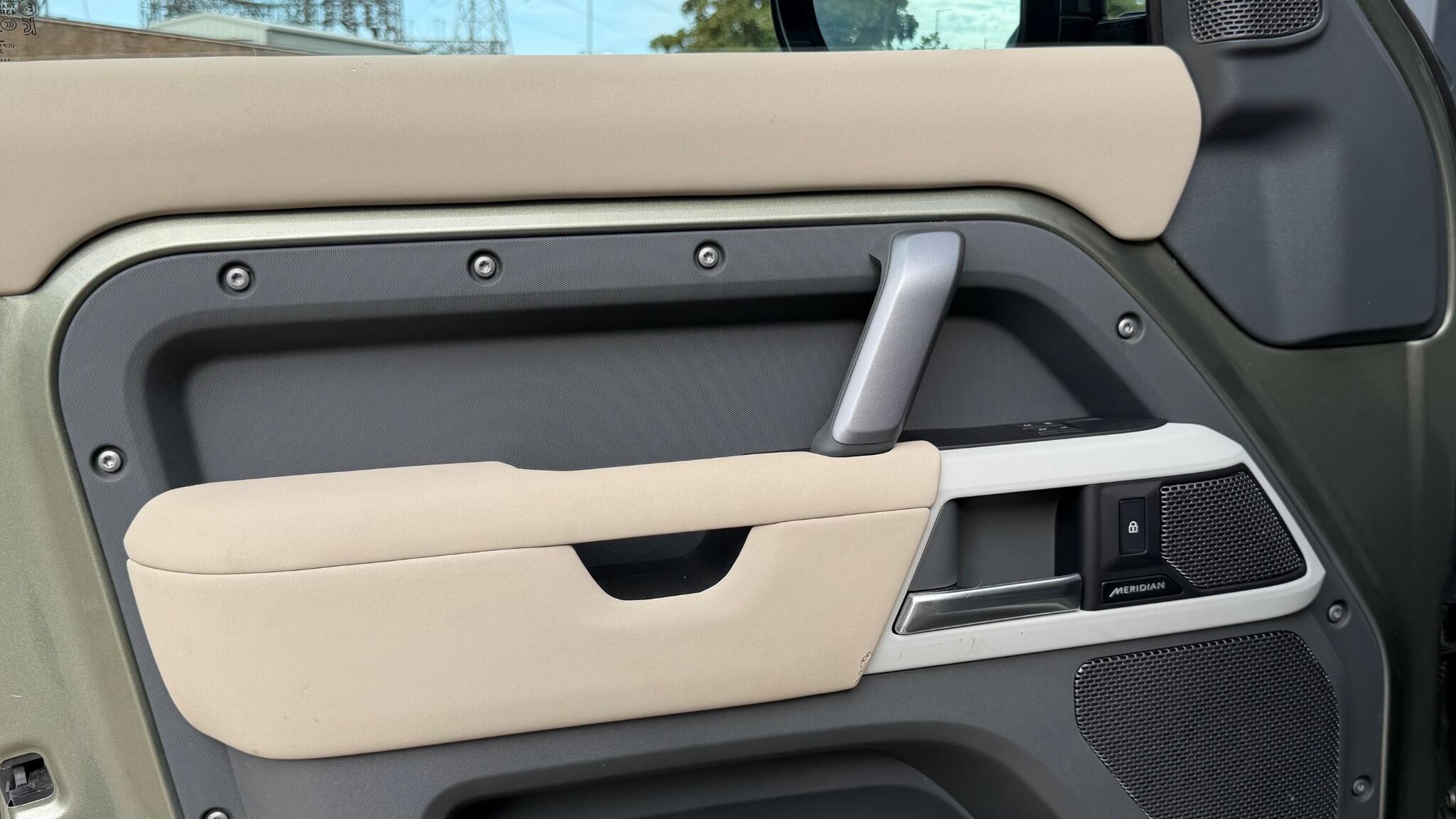 Land Rover Defender 110 view 40
