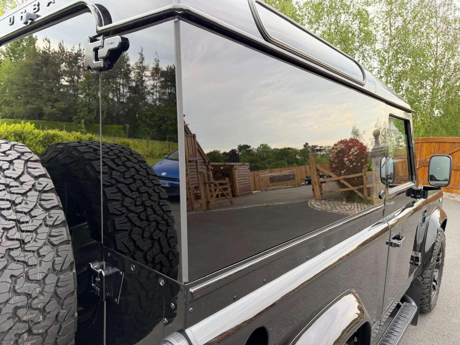 Land Rover Defender 90 view 10