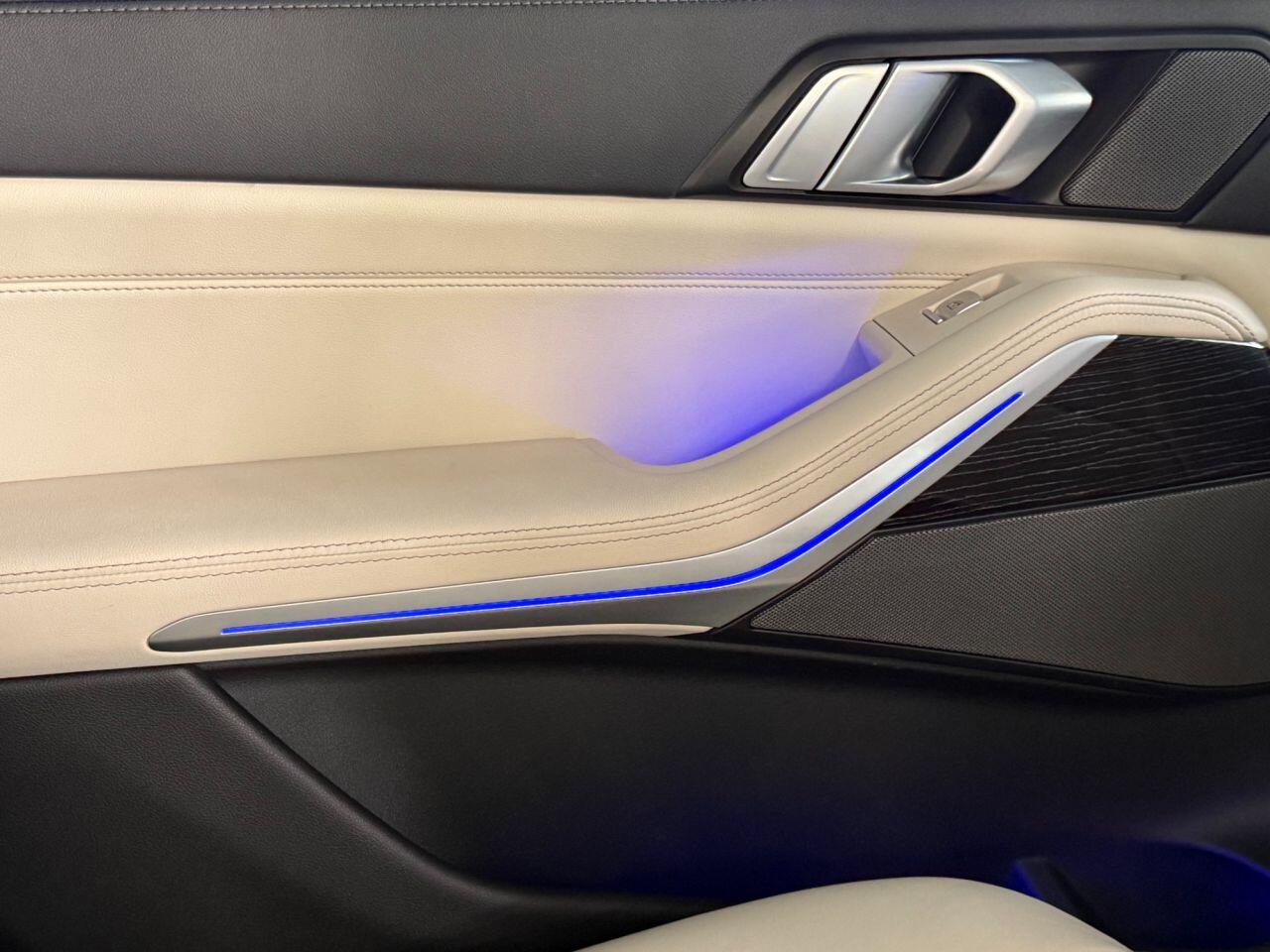 BMW X7 view 25