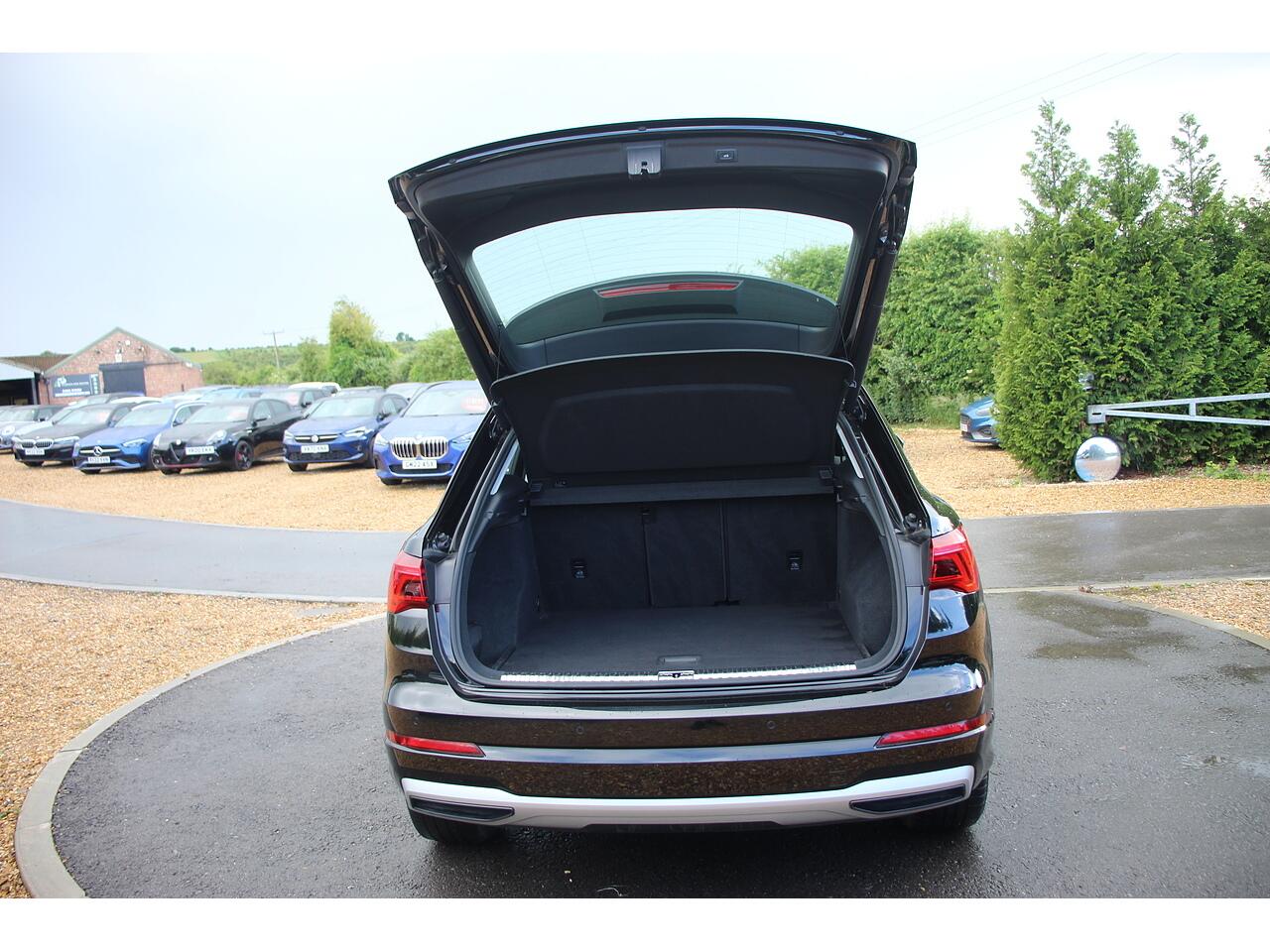Audi Q3 view 33