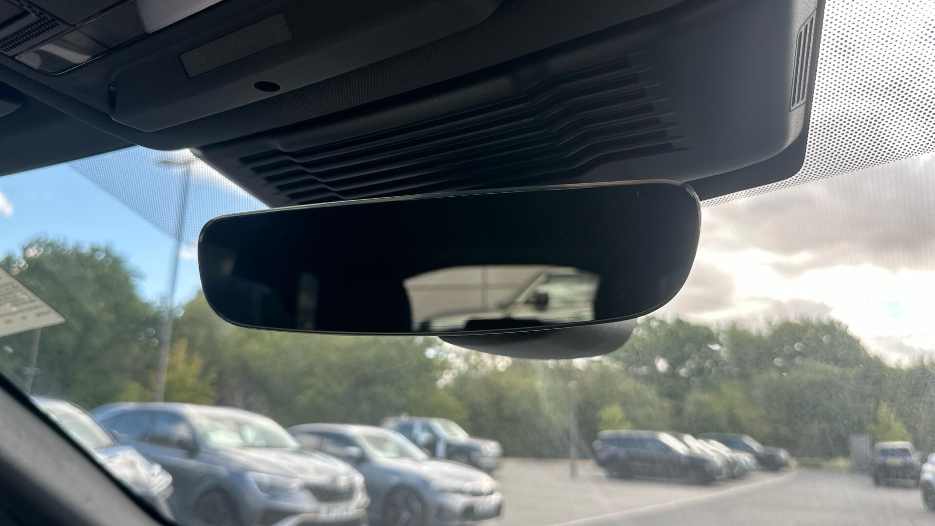 Land Rover Discovery Sport view 60