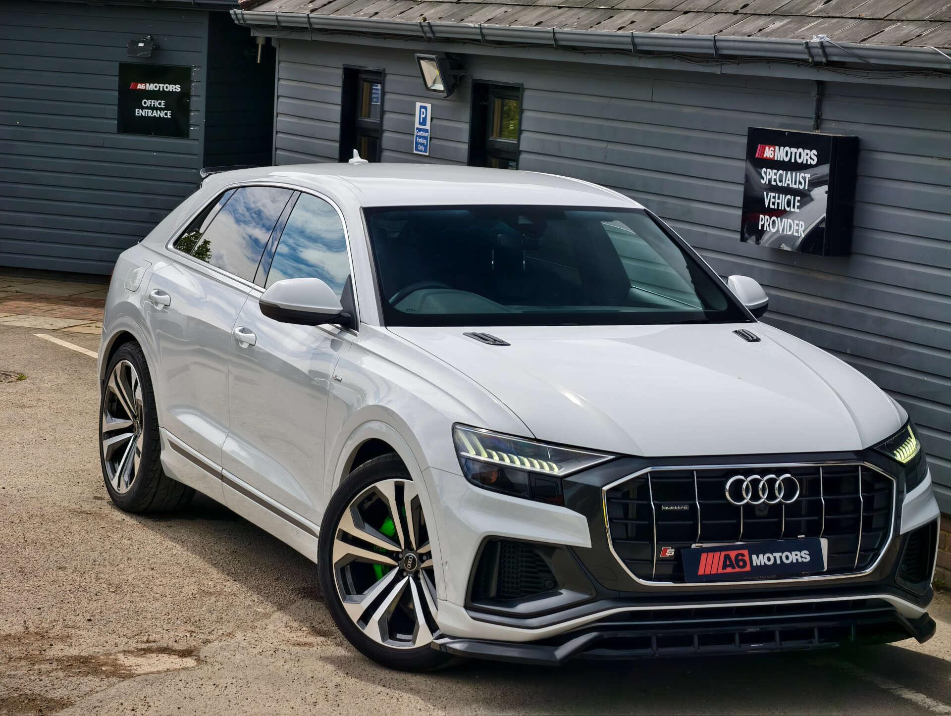 Audi Q8 view 8