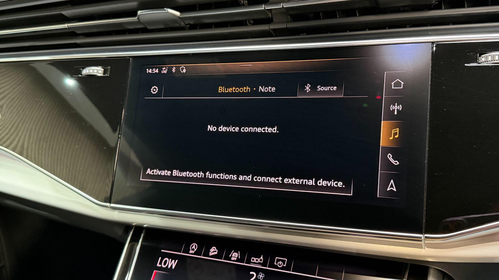Audi Q8 view 18