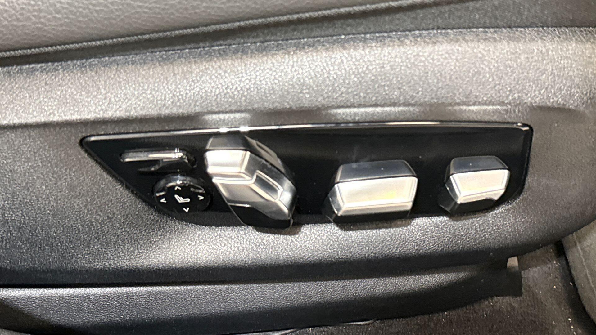 BMW 5 Series view 23