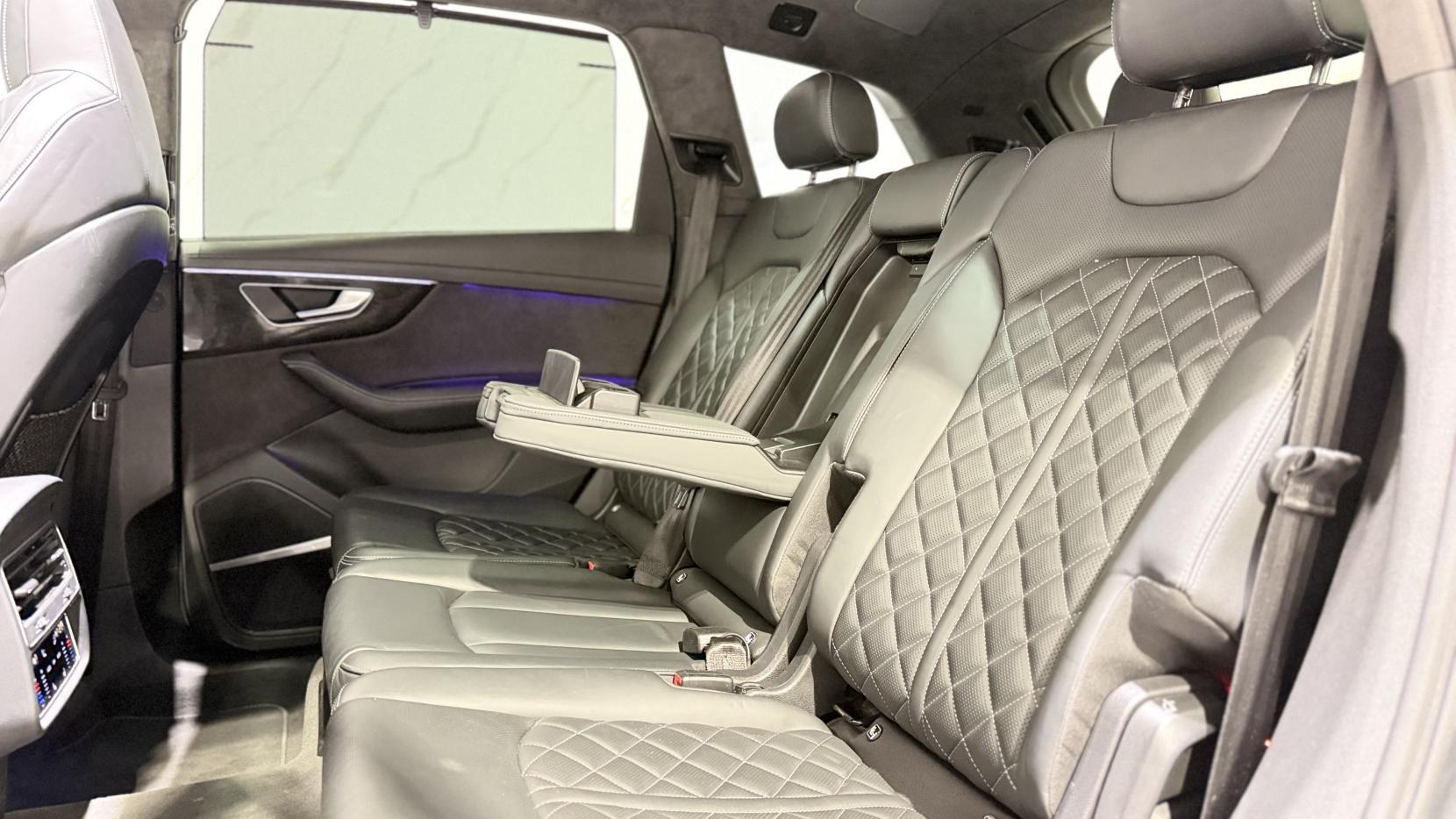 Audi Q7 view 9