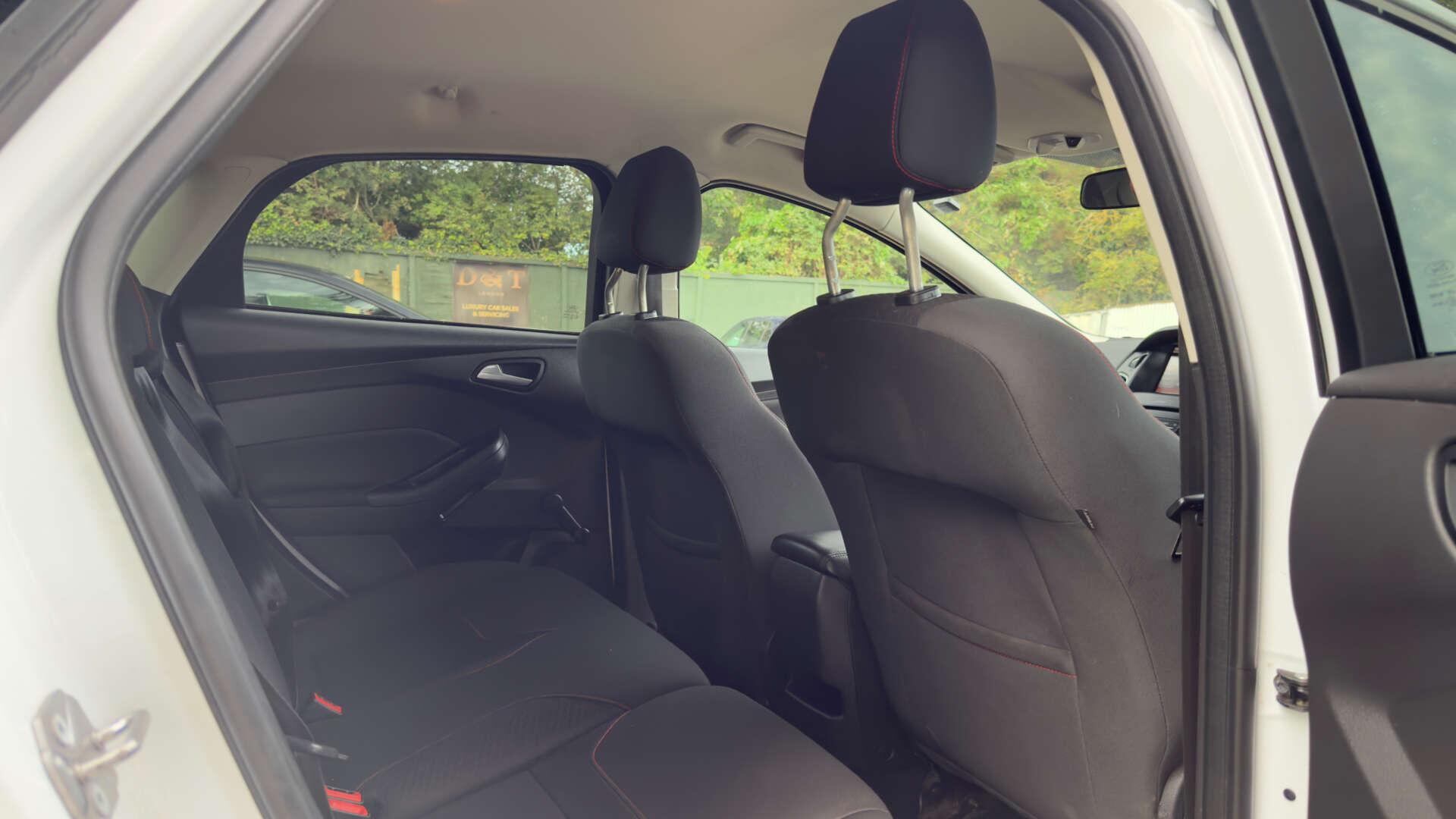 Ford Focus view 9