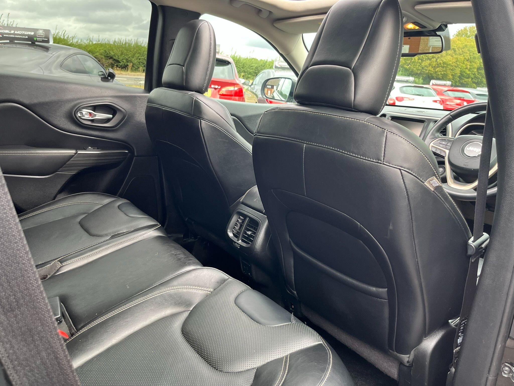 Jeep Cherokee view 23