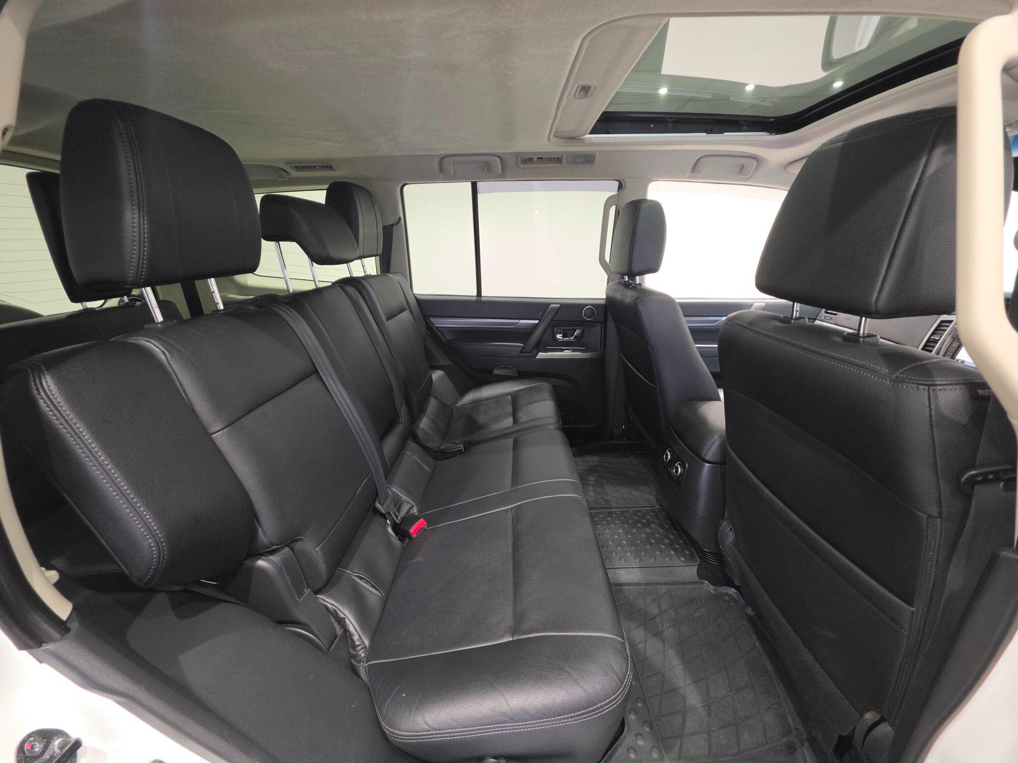 Mitsubishi Shogun view 18