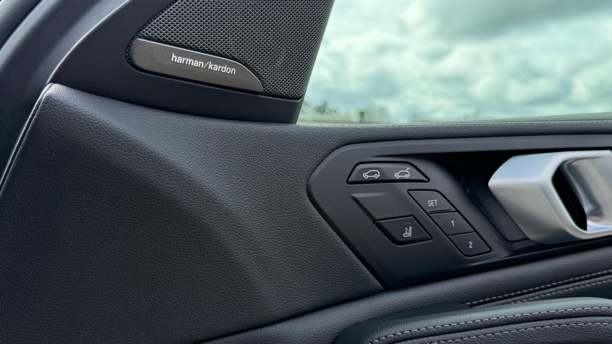 BMW X6 view 24