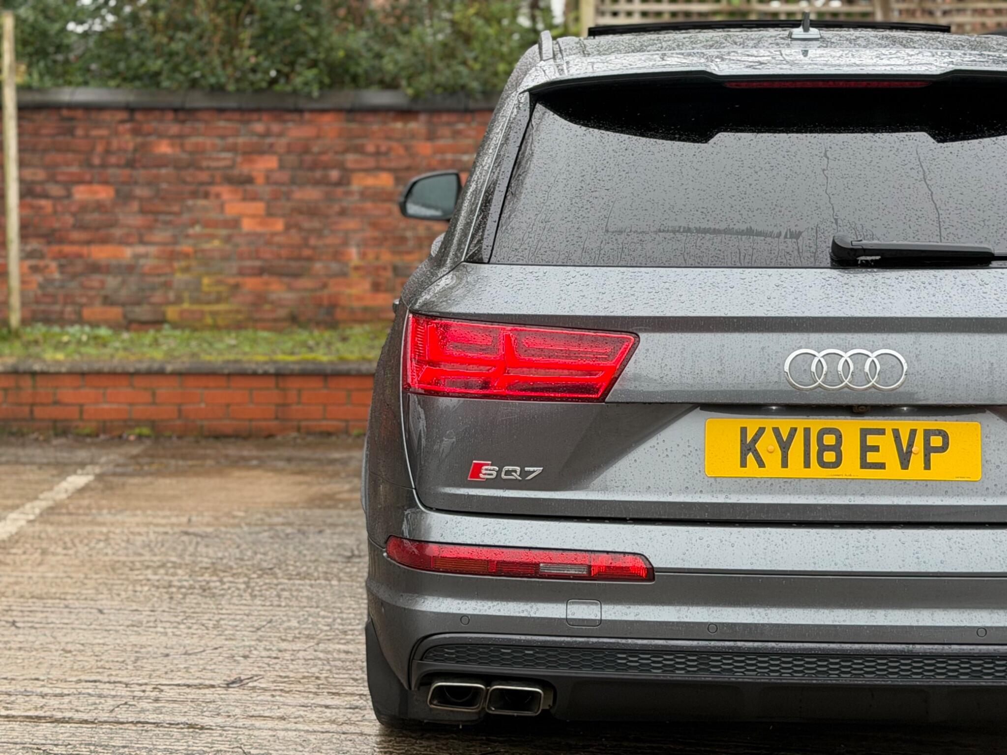 Audi SQ7 view 13