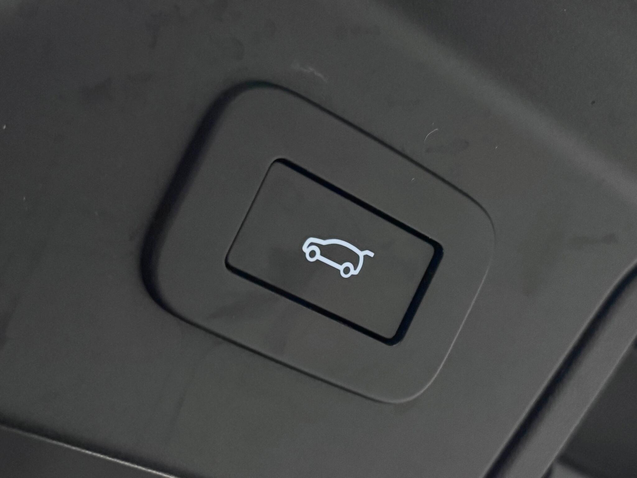 Land Rover Range Rover Velar view 8