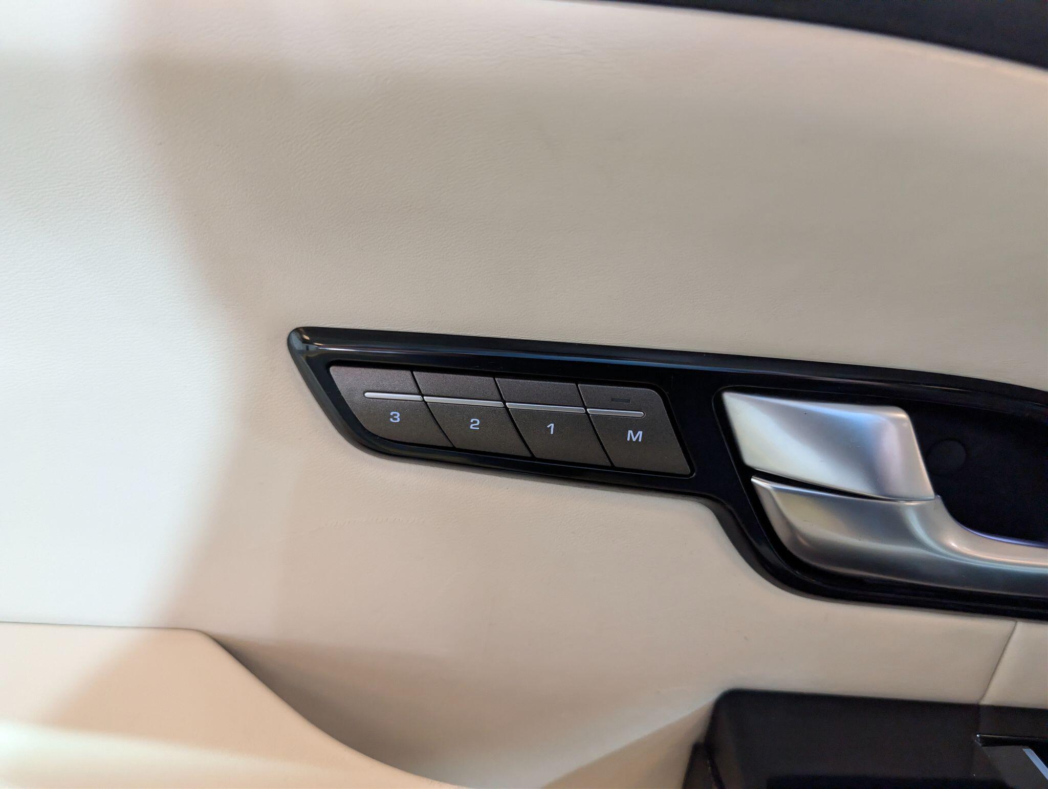 Land Rover Range Rover Evoque view 42