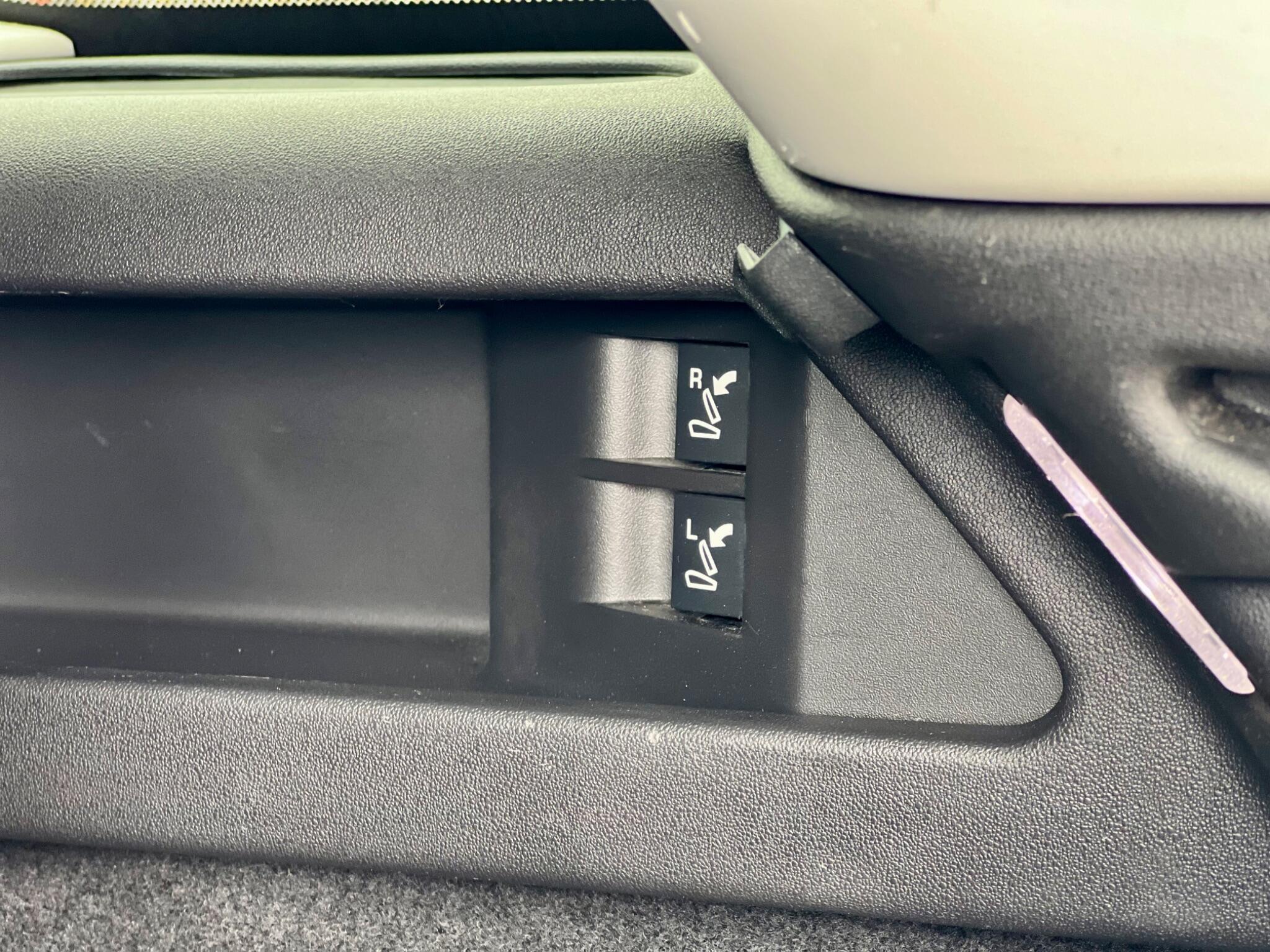Land Rover Discovery Sport view 46