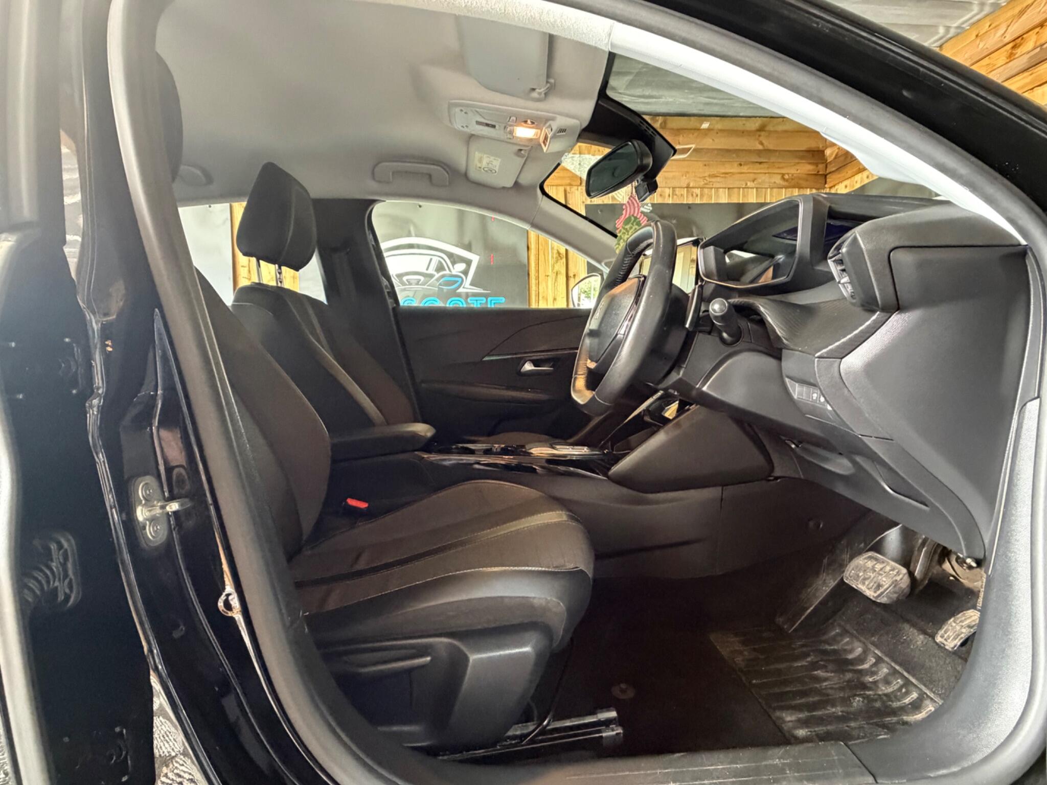 Peugeot 208 view 15