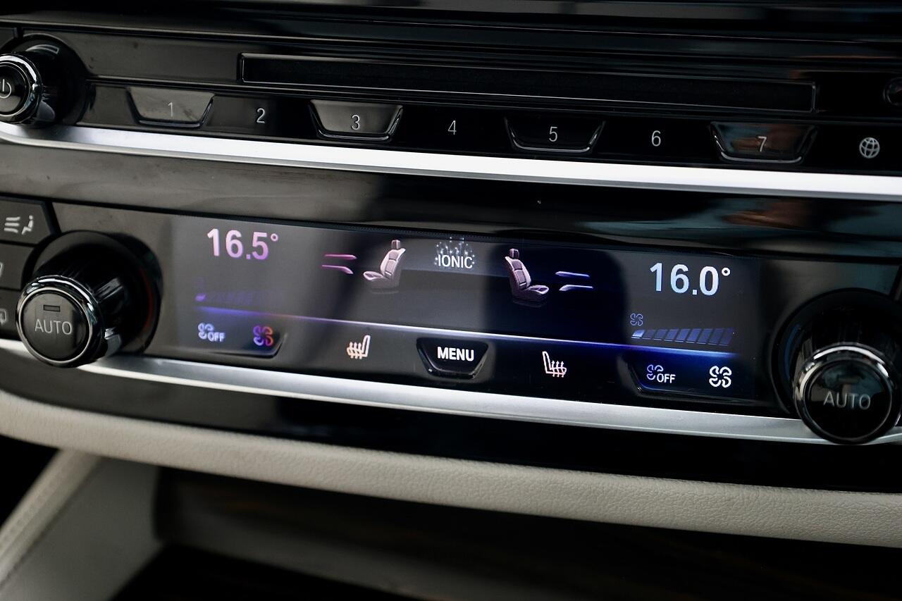 BMW 5 Series view 24