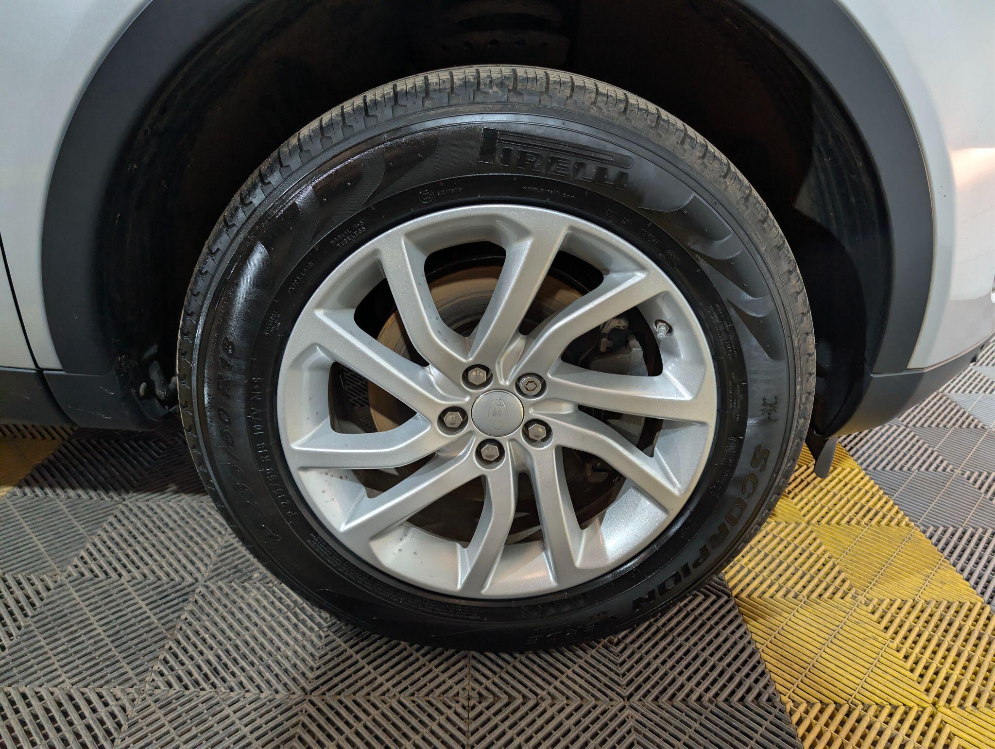 Land Rover Discovery Sport view 78