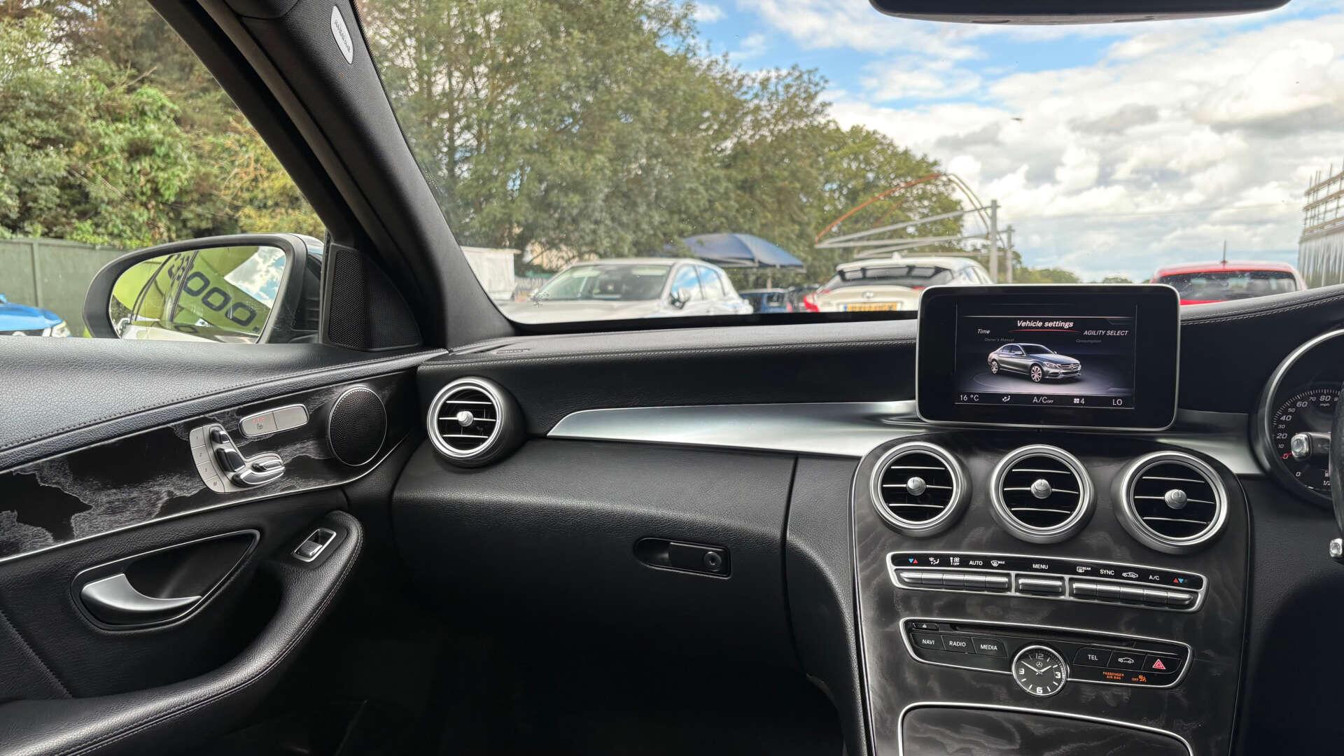 Mercedes-Benz C-Class view 39