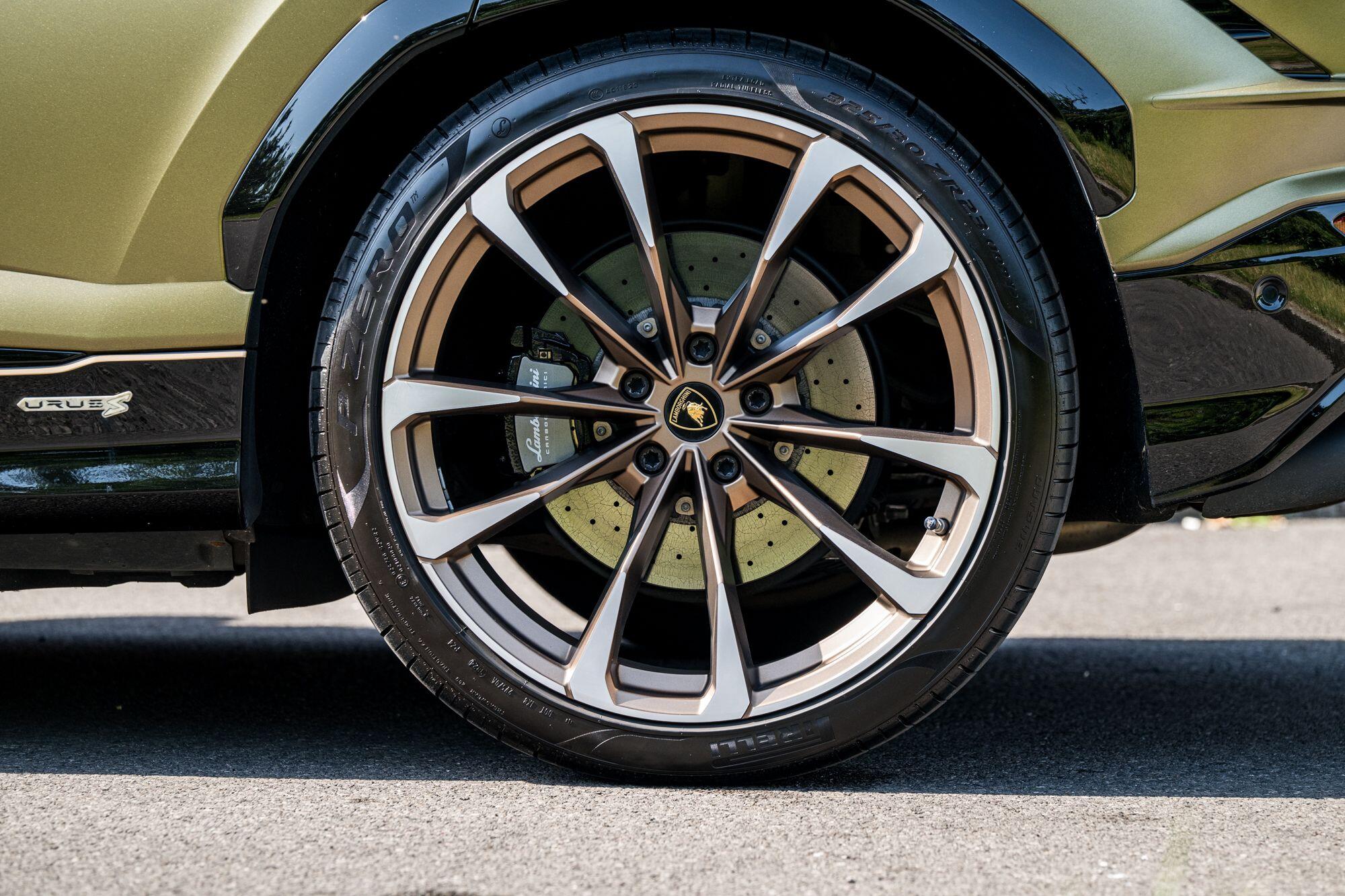 Lamborghini Urus view 35