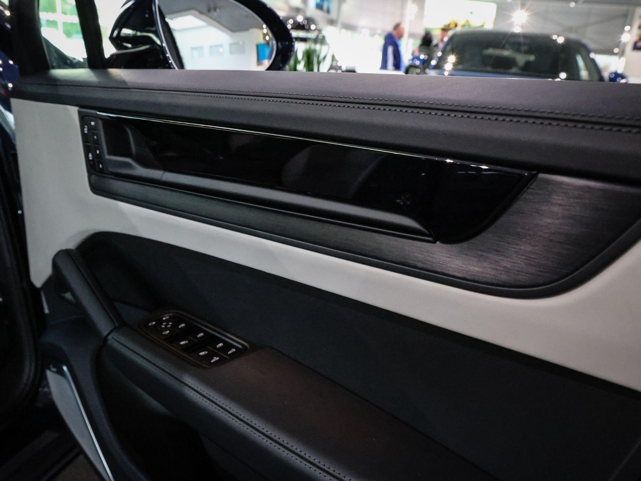 Porsche Cayenne view 14