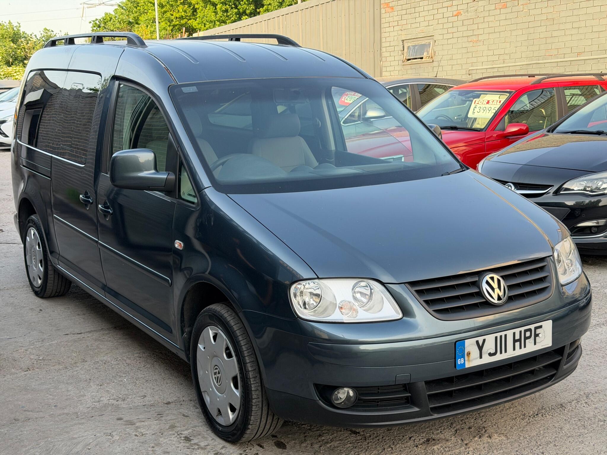Volkswagen Caddy Maxi Life view 2