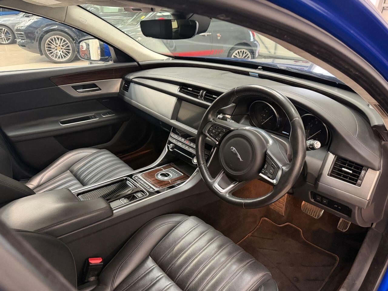 Jaguar XF view 4