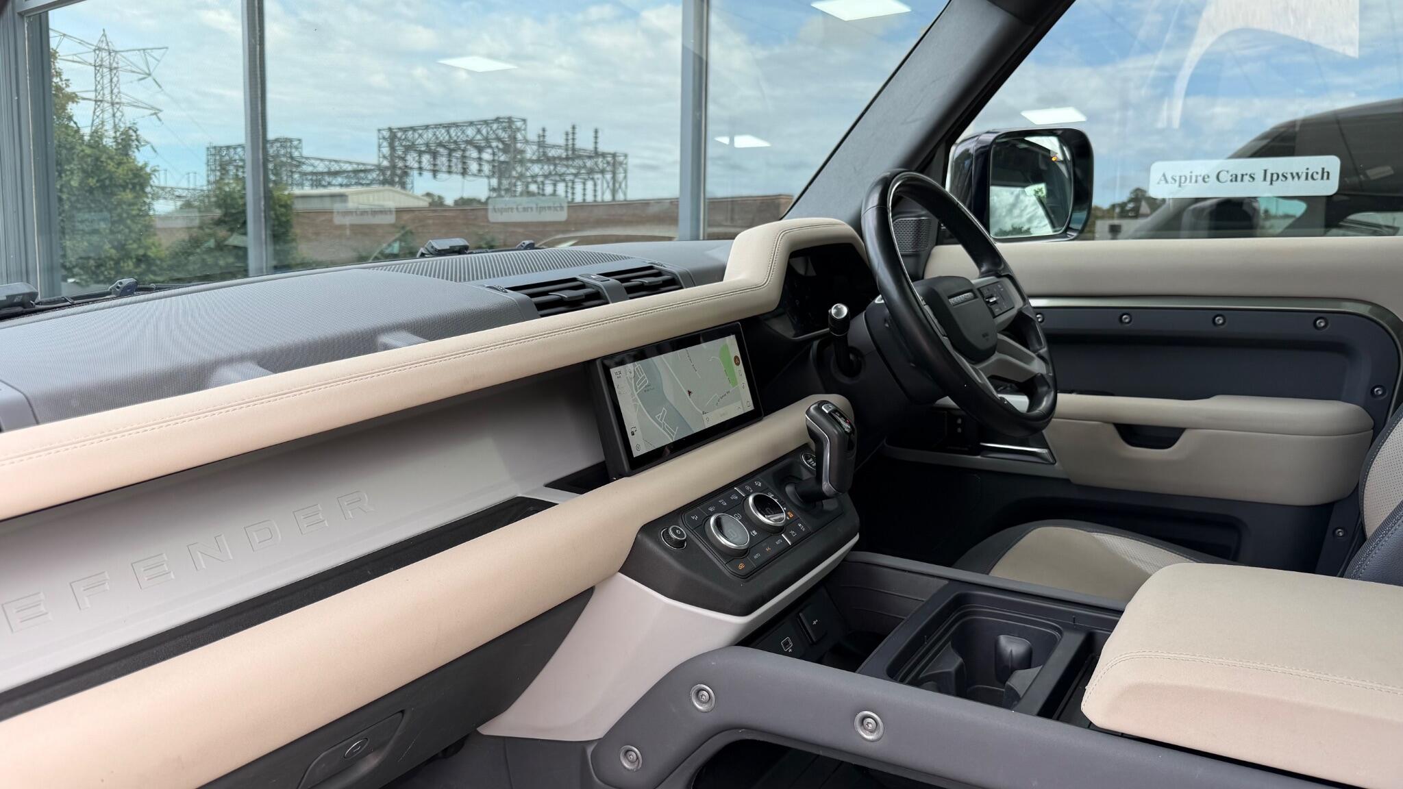 Land Rover Defender 110 view 9