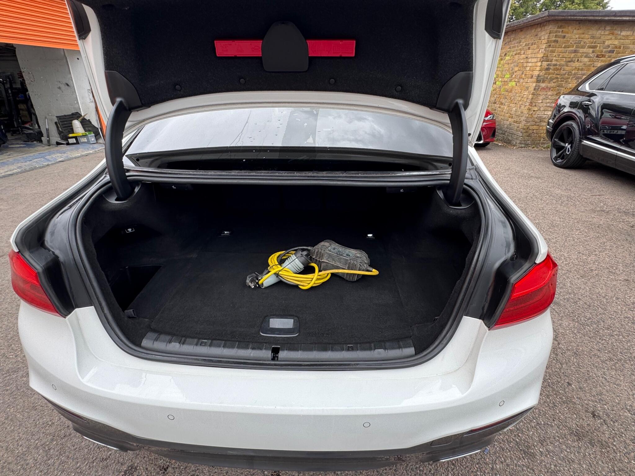 BMW 5 Series view 28
