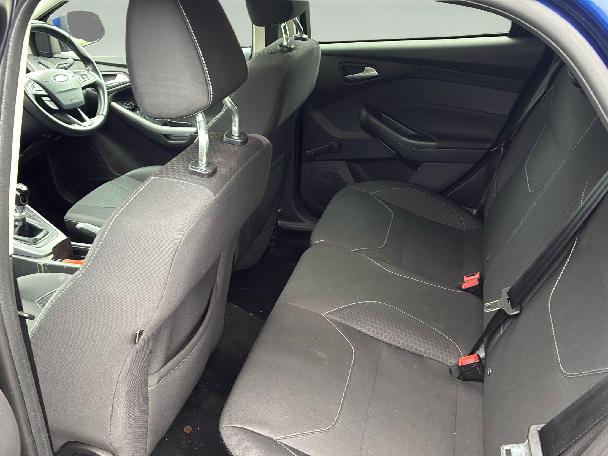 Ford Focus view 12