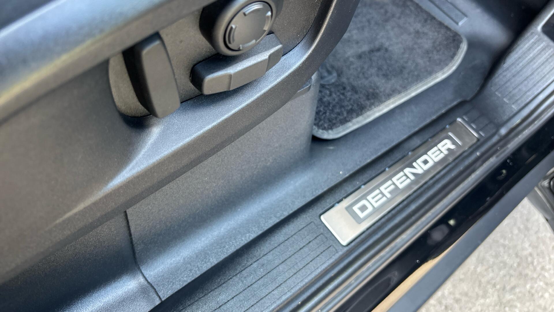 Land Rover Defender view 38