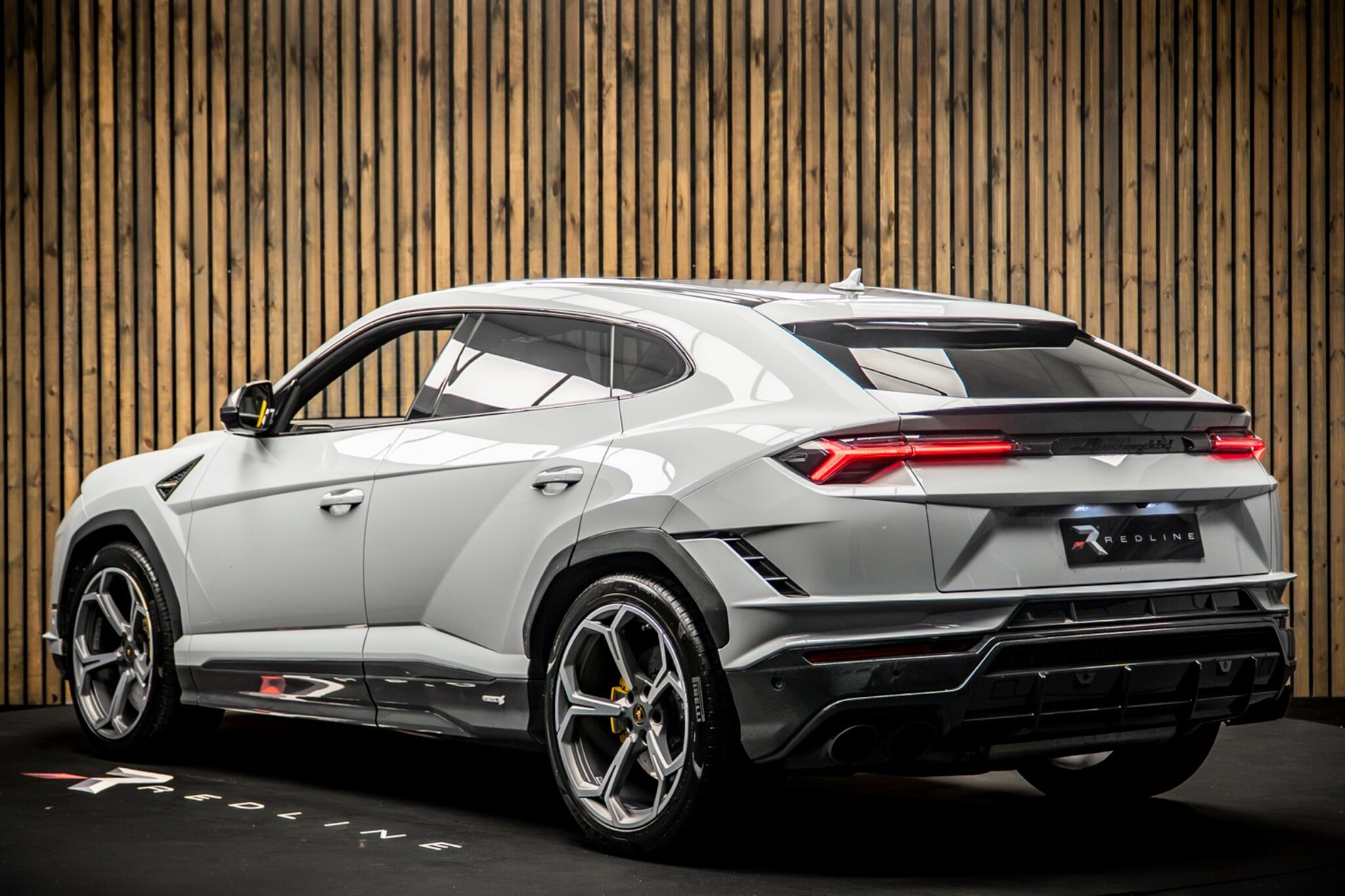 Lamborghini Urus view 3