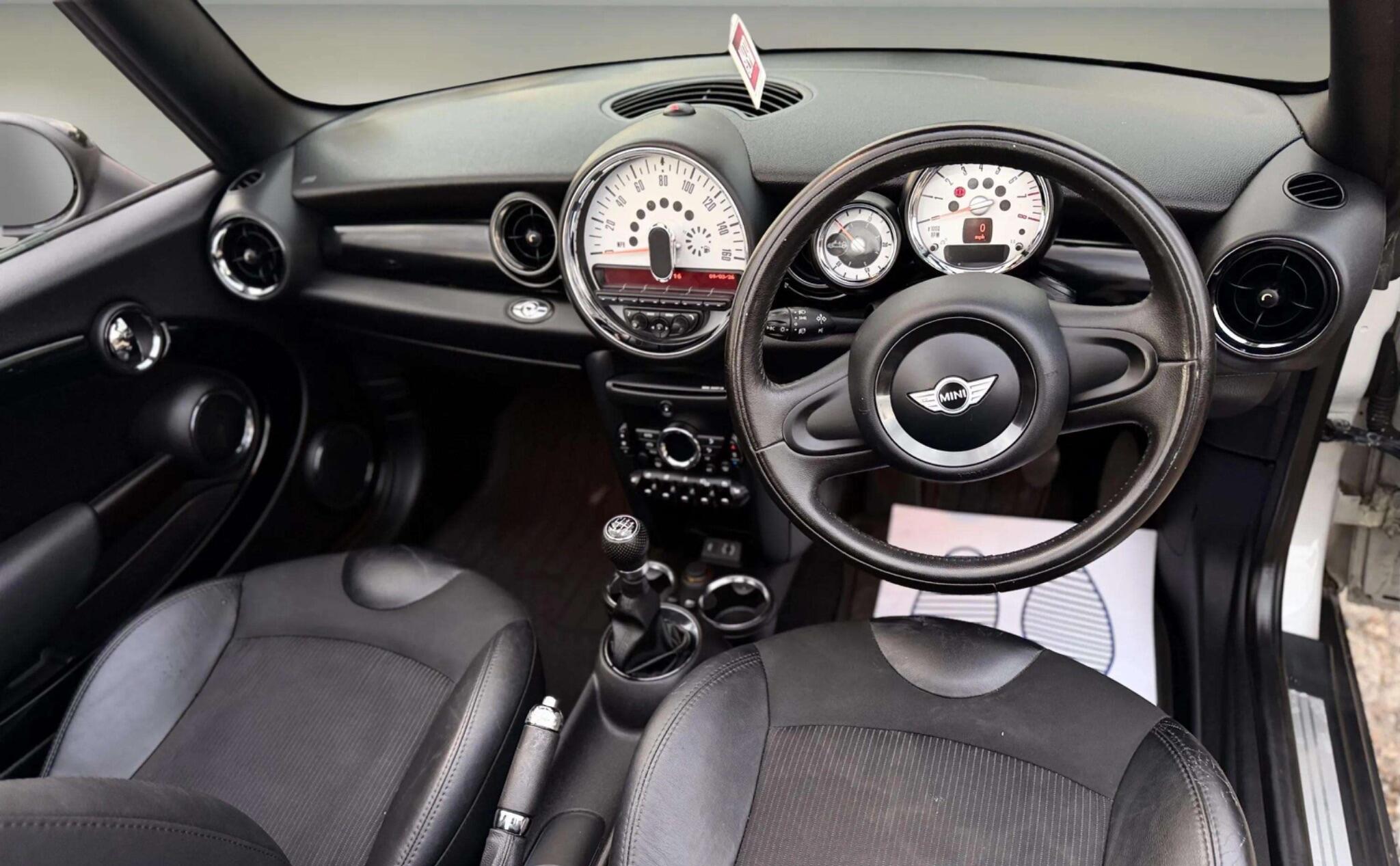 Mini Convertible view 35