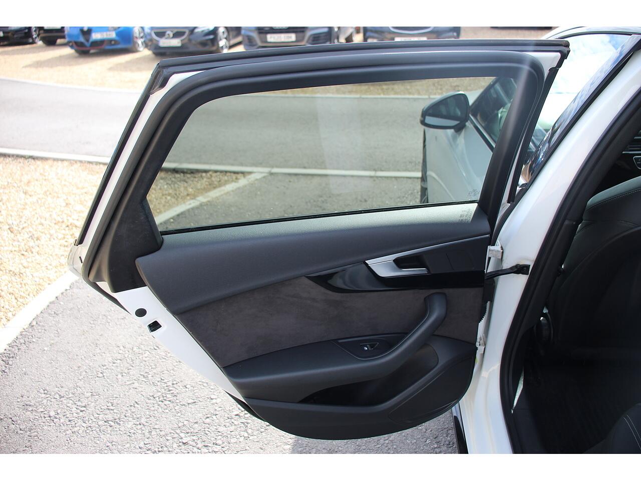 Audi A4 Avant view 42