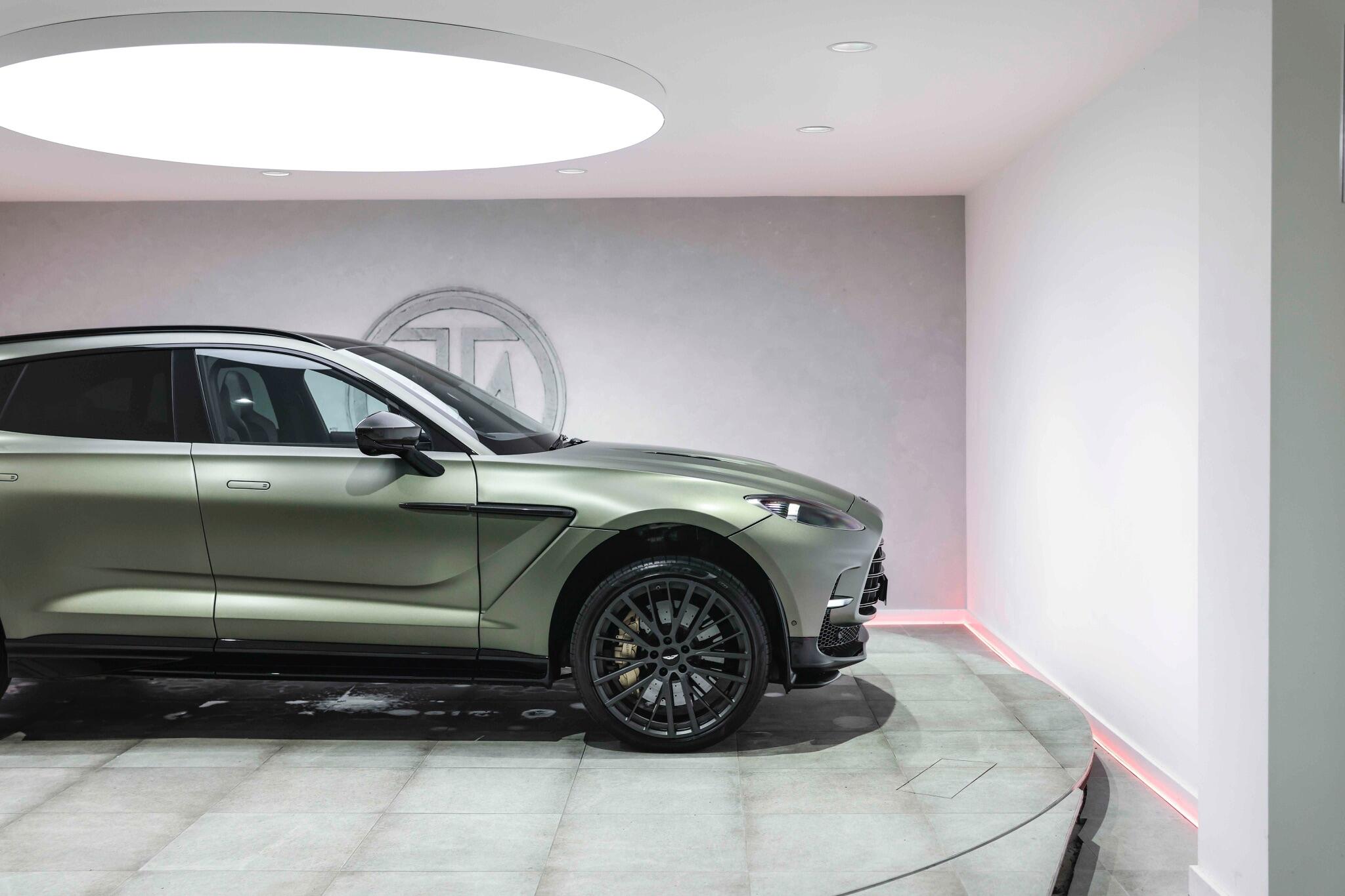 Aston Martin DBX view 23
