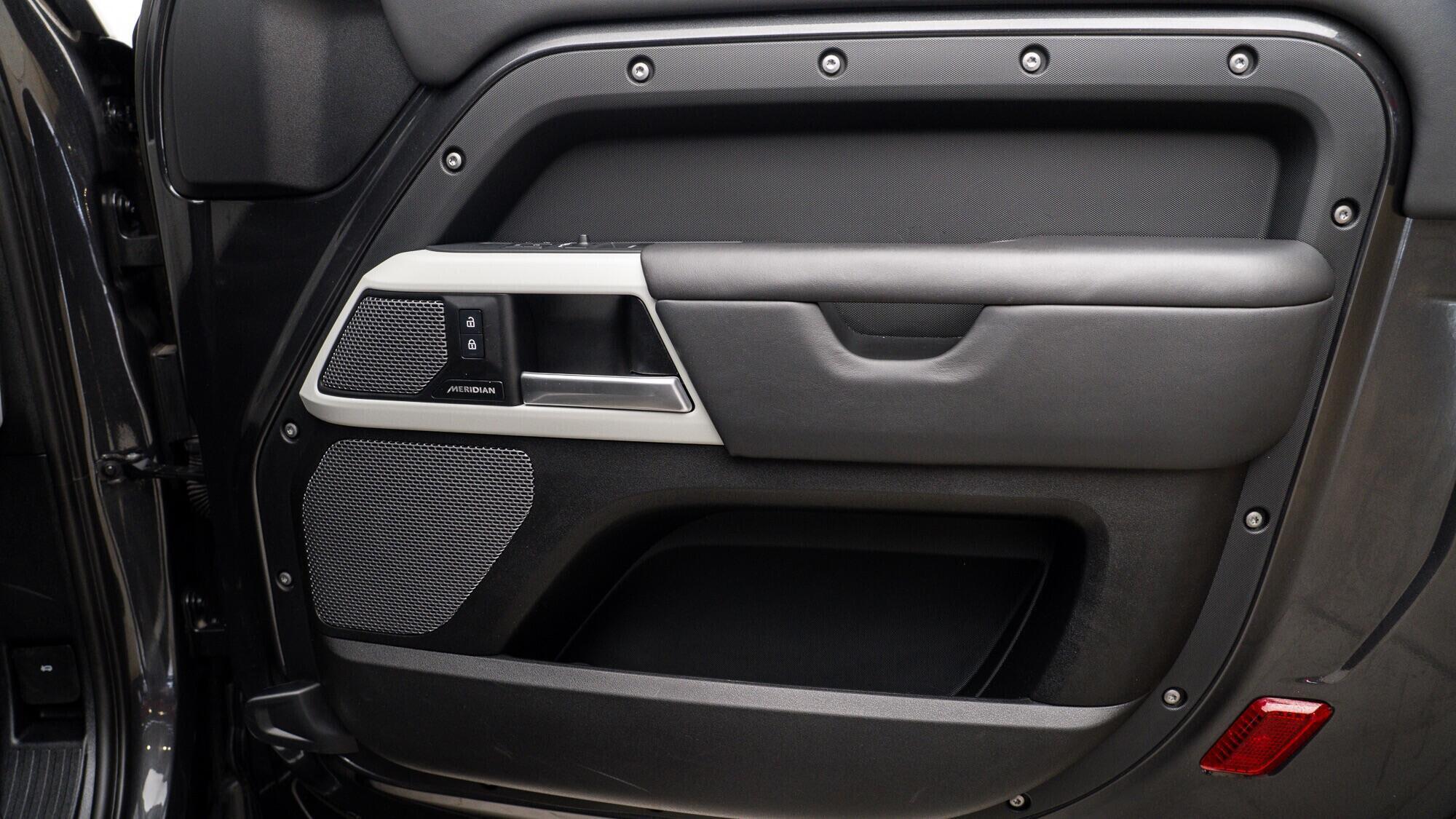 Land Rover Defender view 29