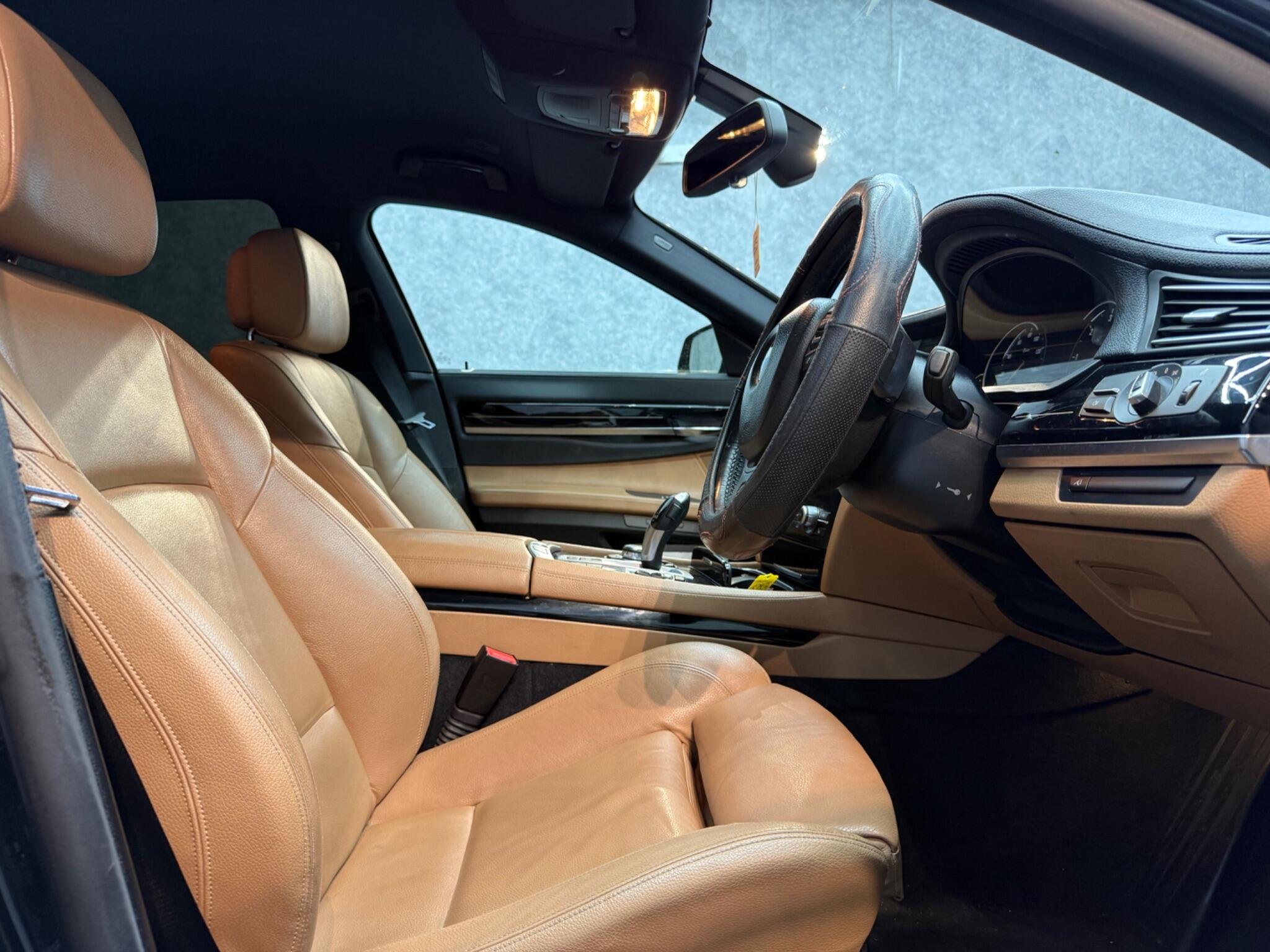 BMW 7 Series view 11