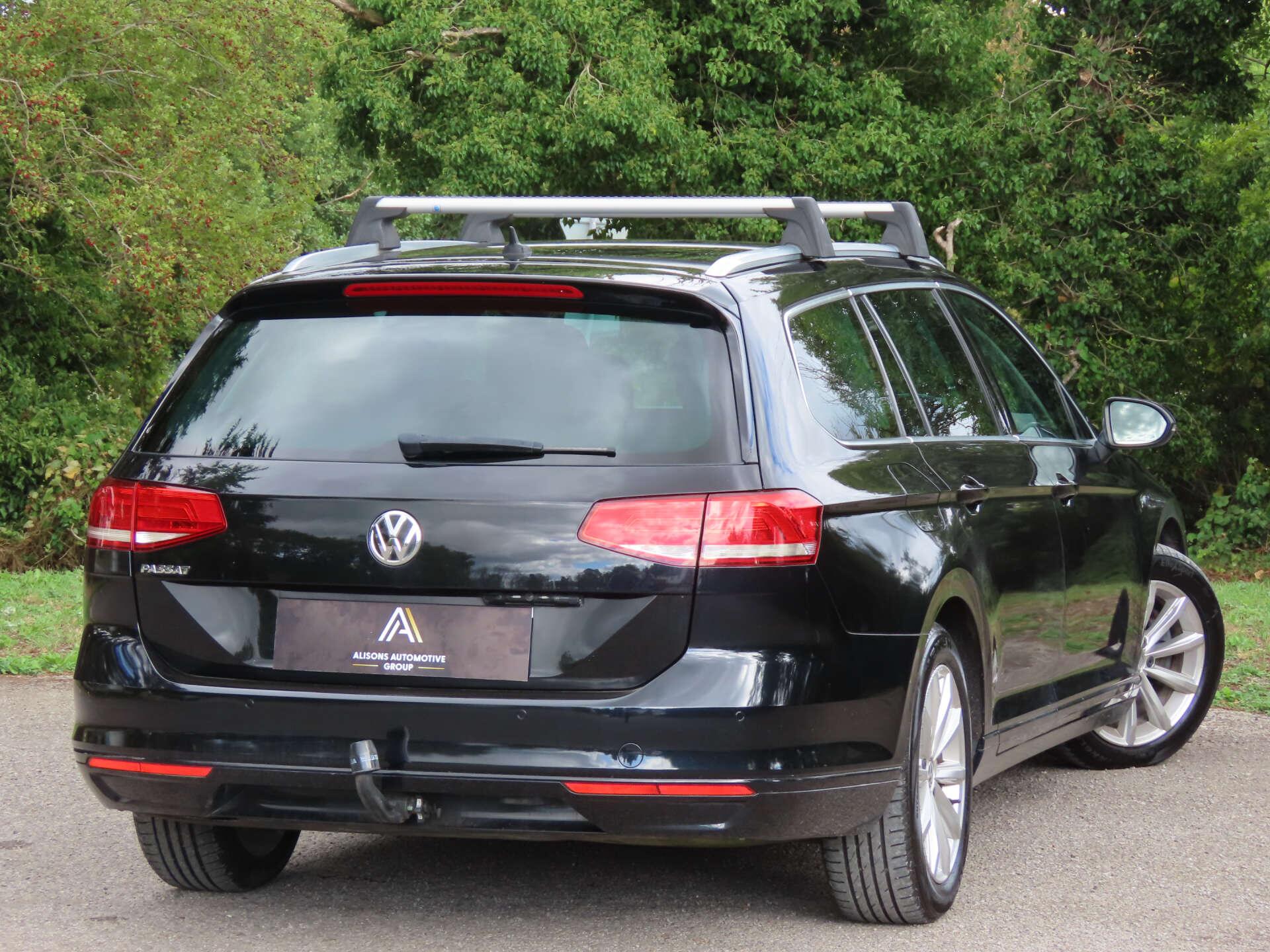 Volkswagen Passat view 4
