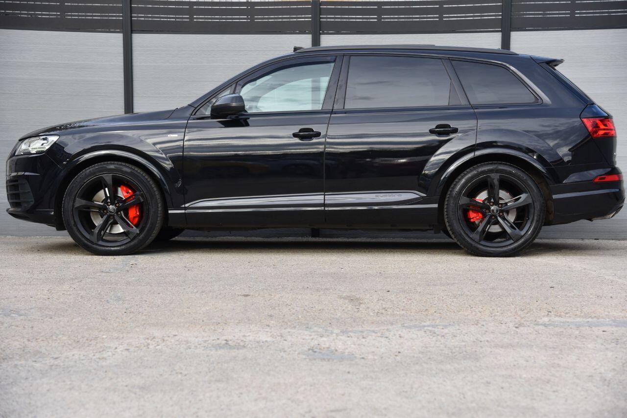 Audi Q7 view 6