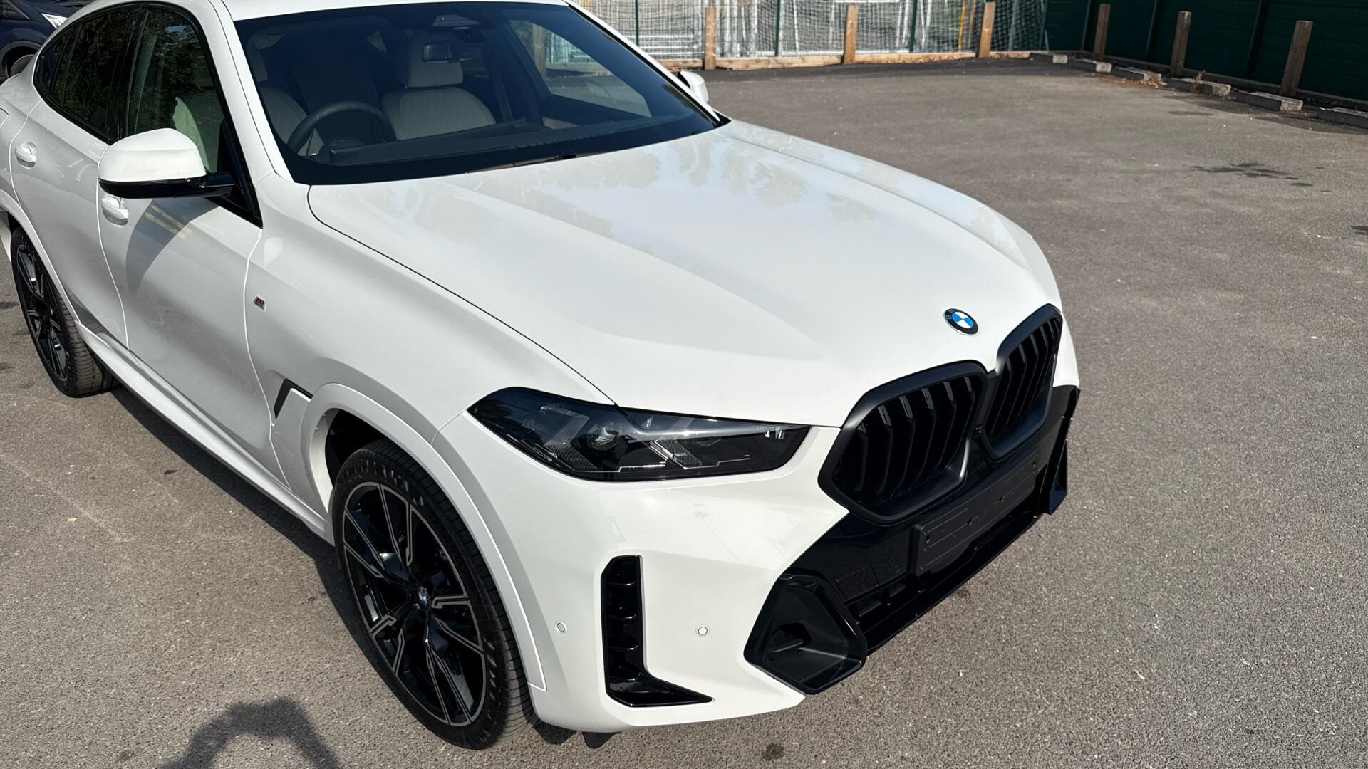 BMW X6 view 25