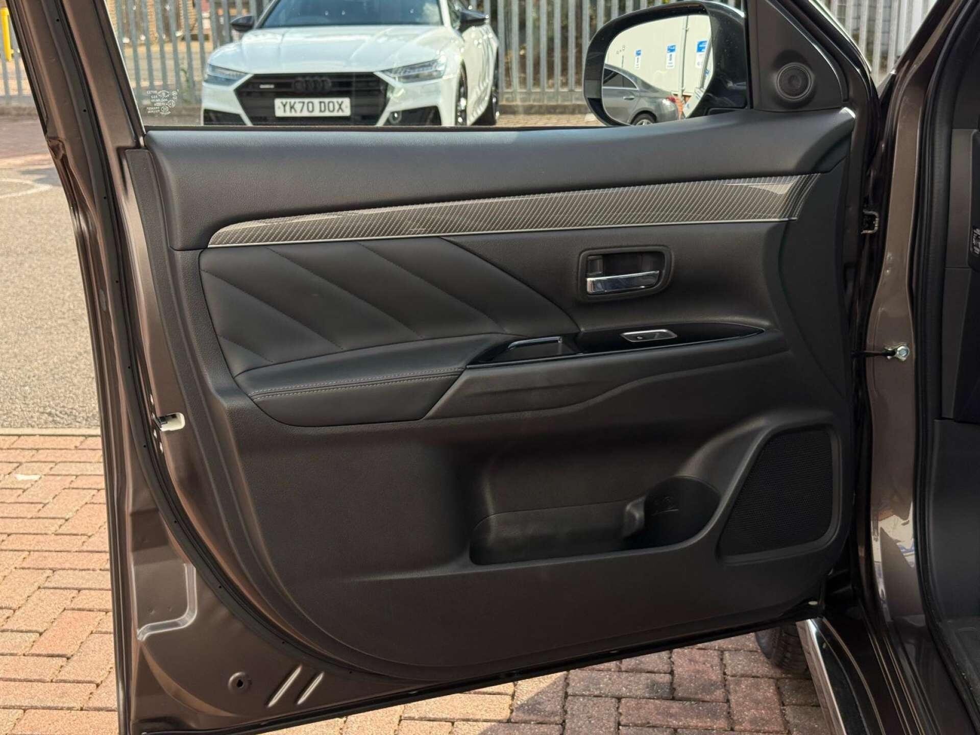 Mitsubishi Outlander view 57