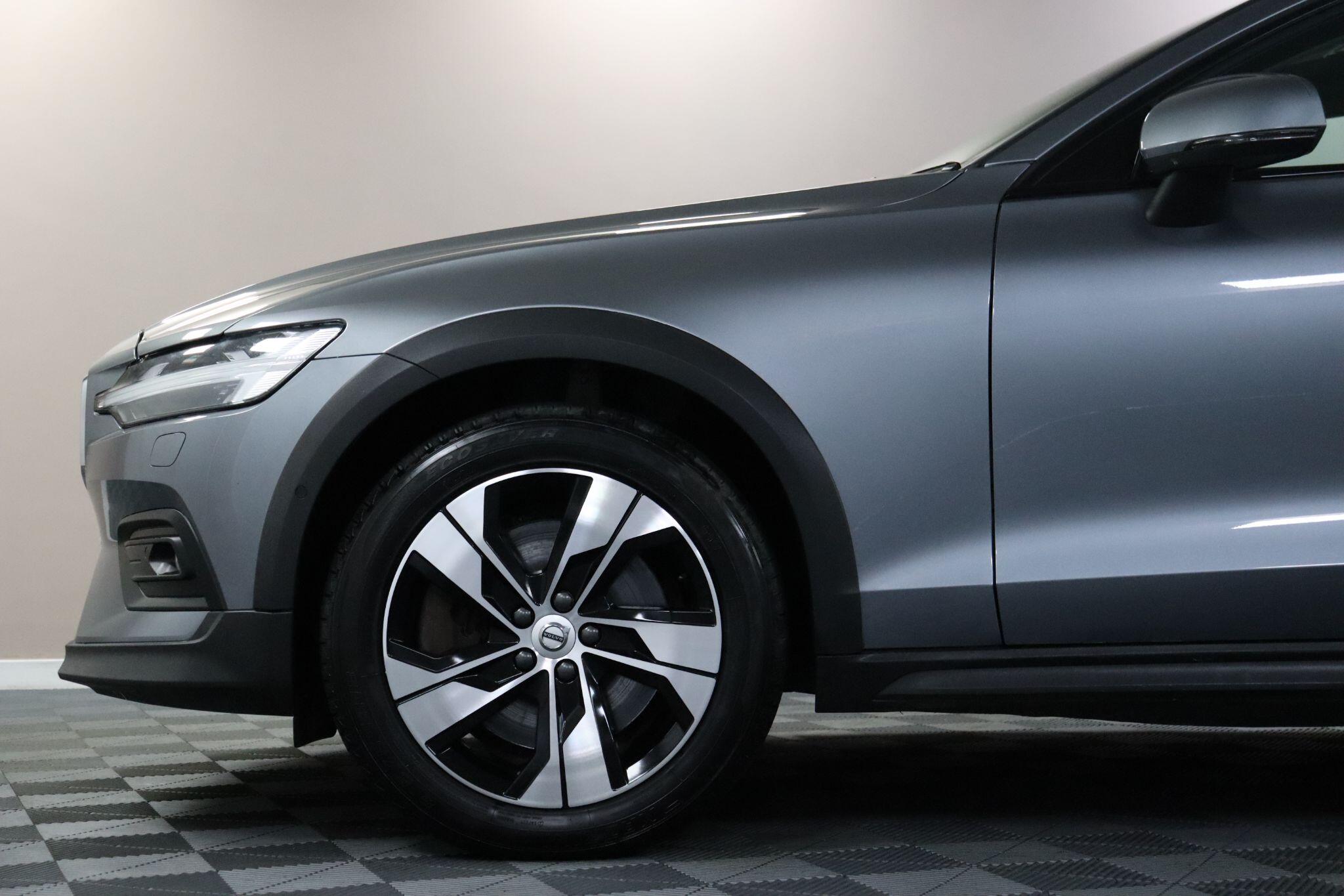 Volvo V60 Cross Country view 27