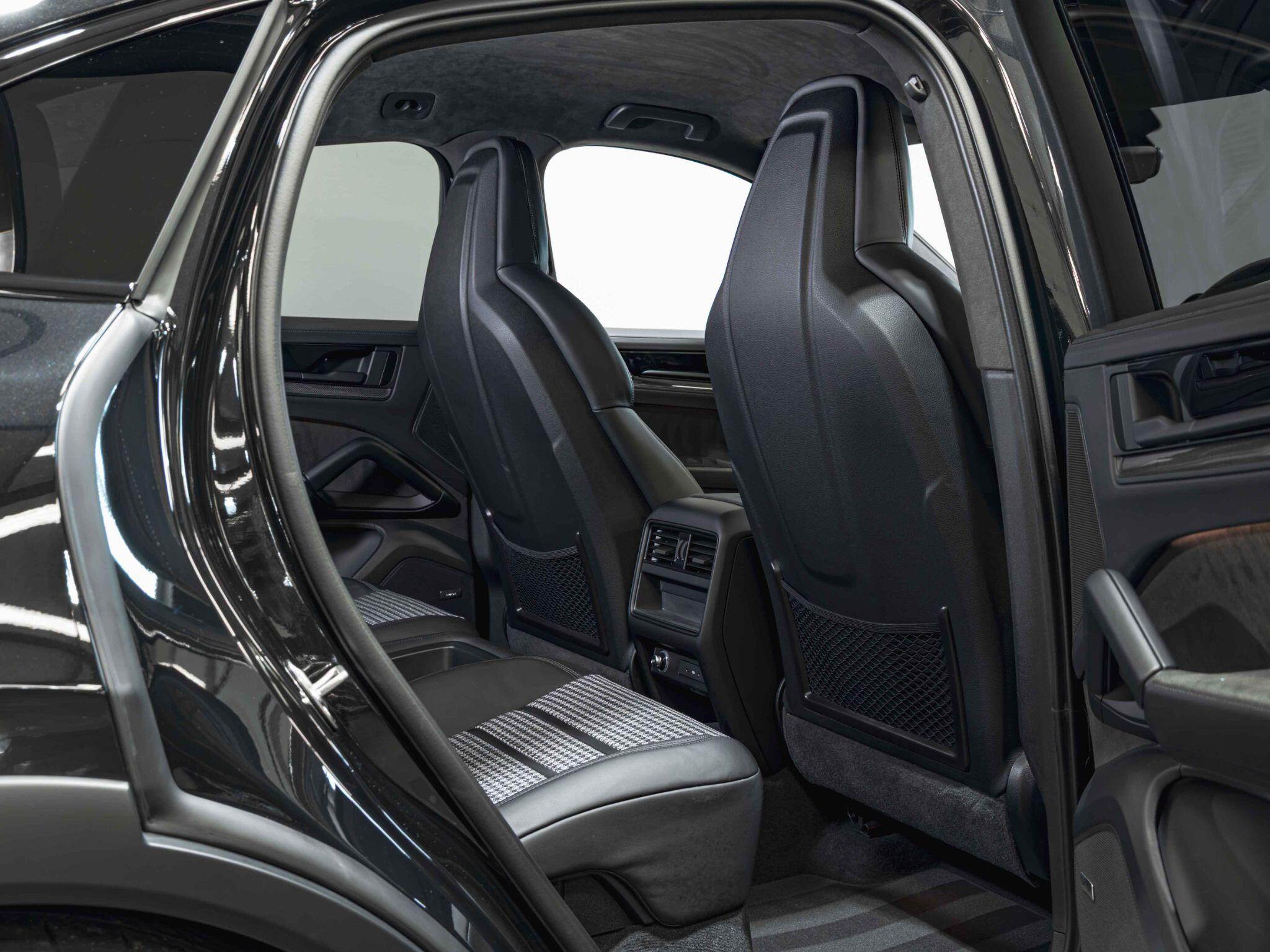 Porsche Cayenne view 29