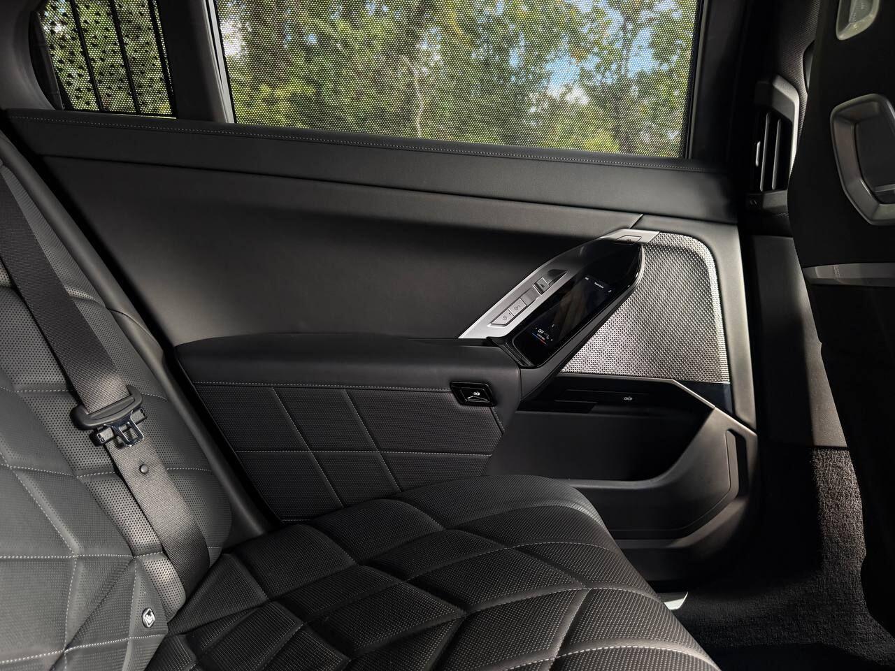 BMW 7 Series view 27