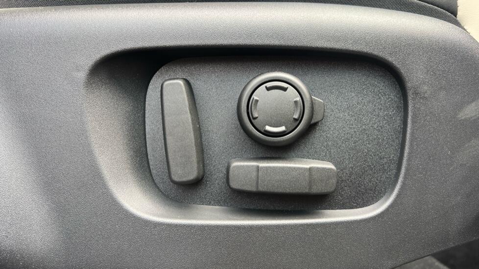 Land Rover Discovery view 24