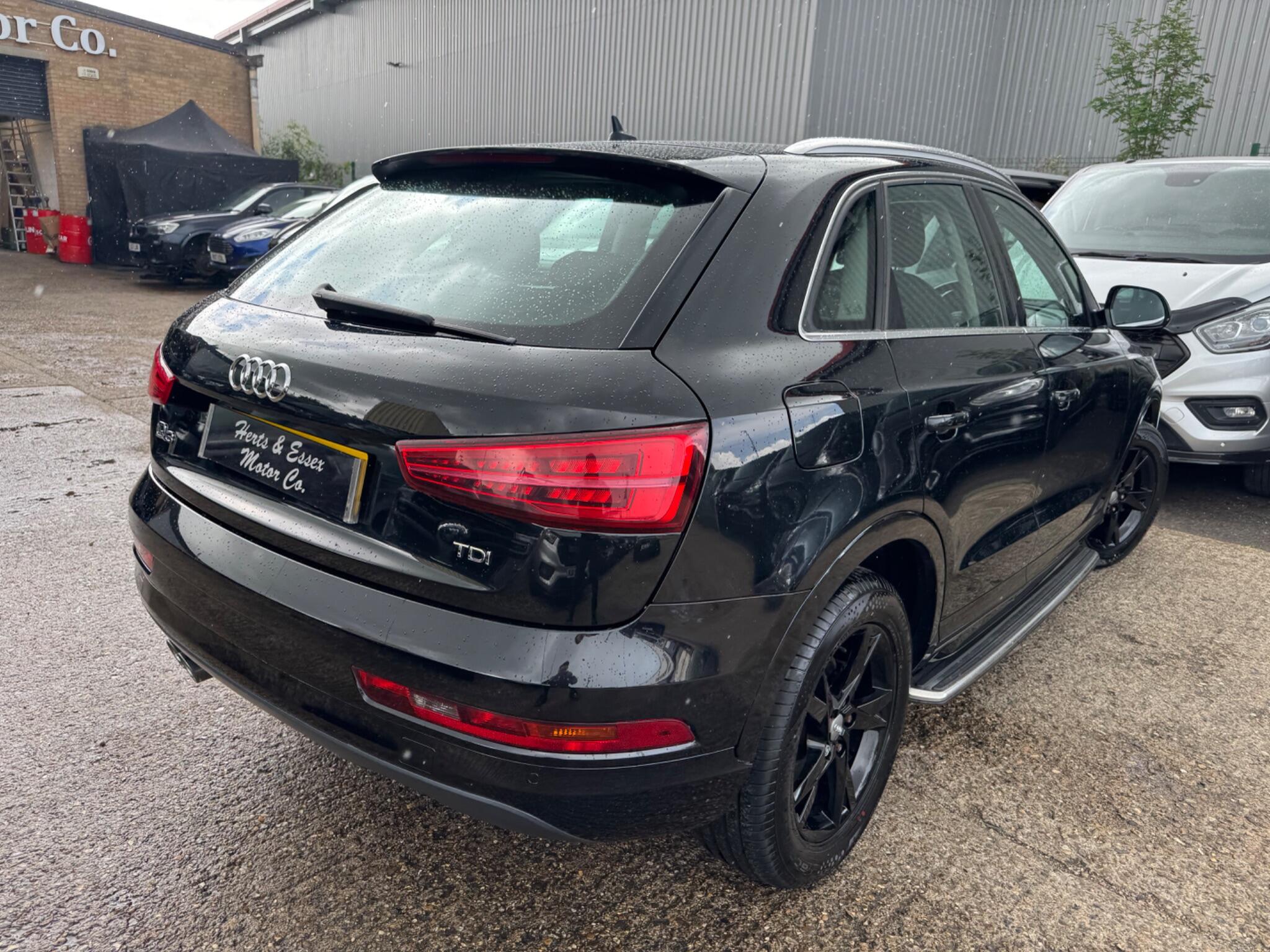 Audi Q3 view 14