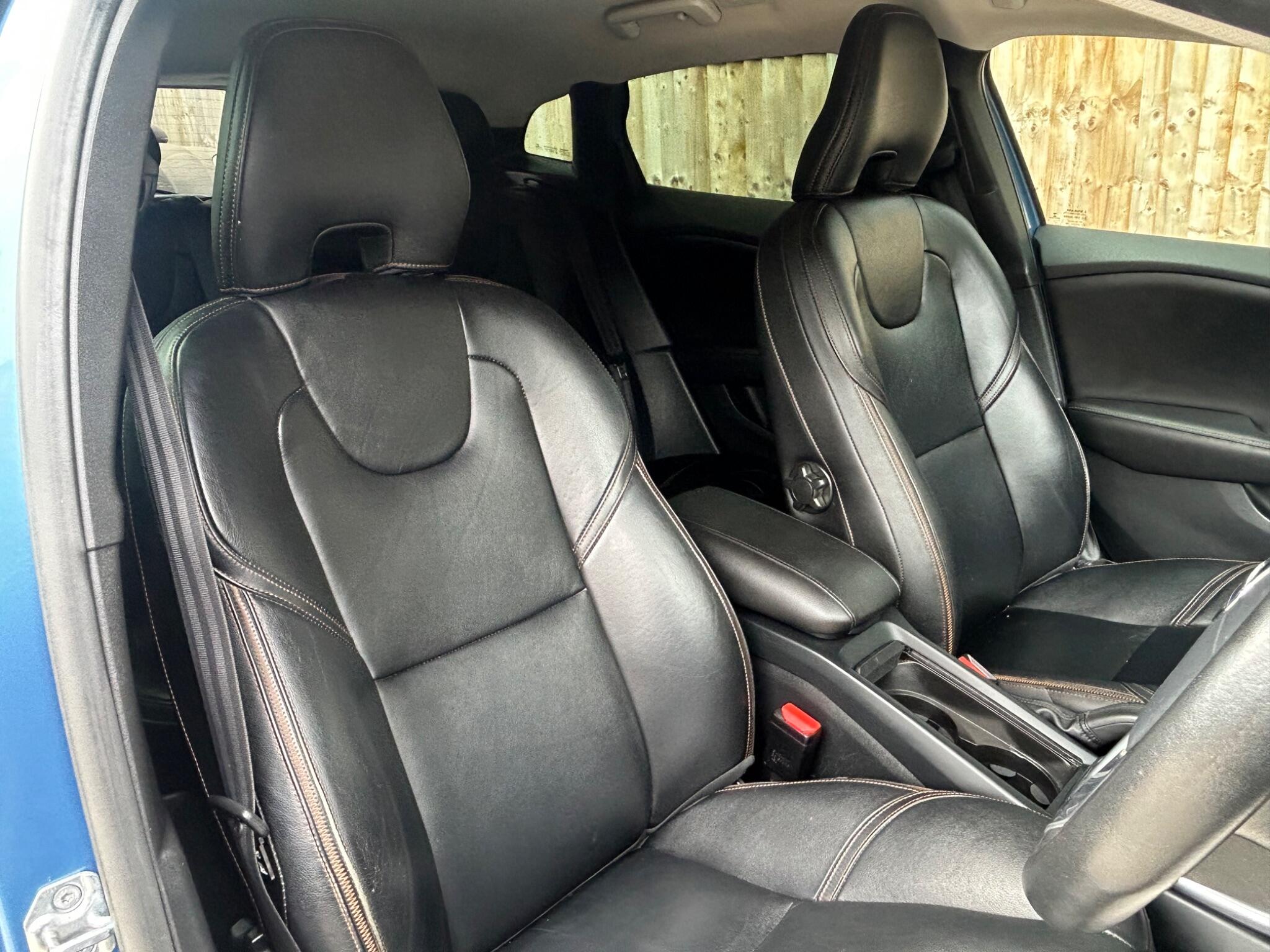 Volvo V40 Cross Country view 34
