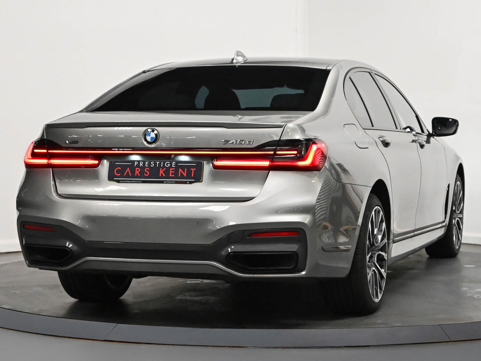 BMW 7 Series view 21